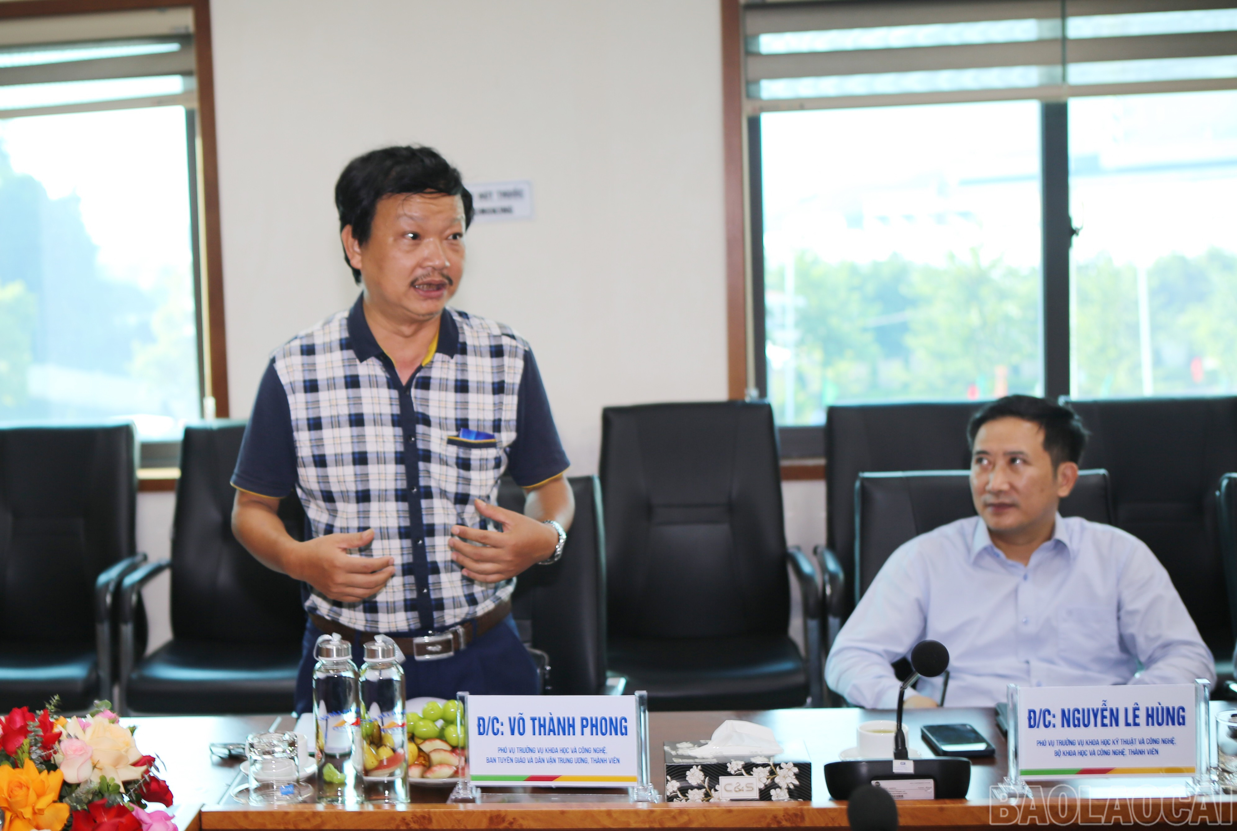 Thành viên đoàn công tác nêu ý kiến. baolaocai-br_3.jpg