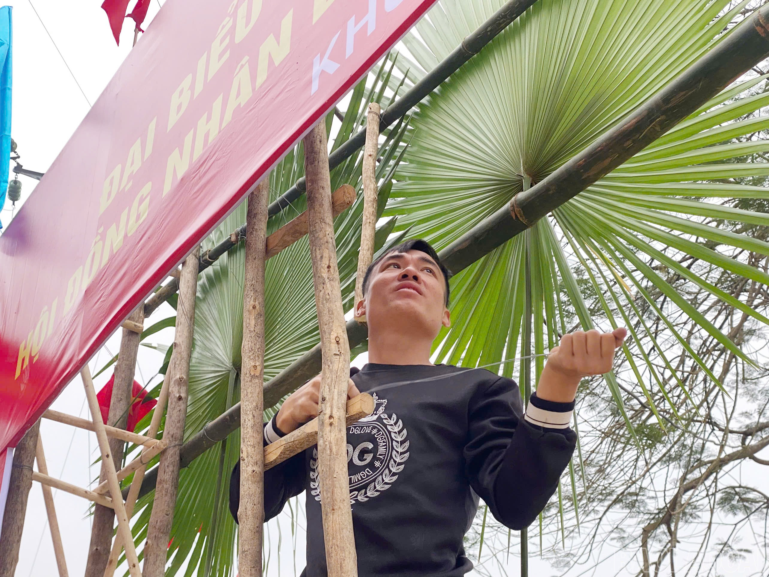 Mỗi người một việc, cùng góp công trang hoàng các điểm bầu cử.