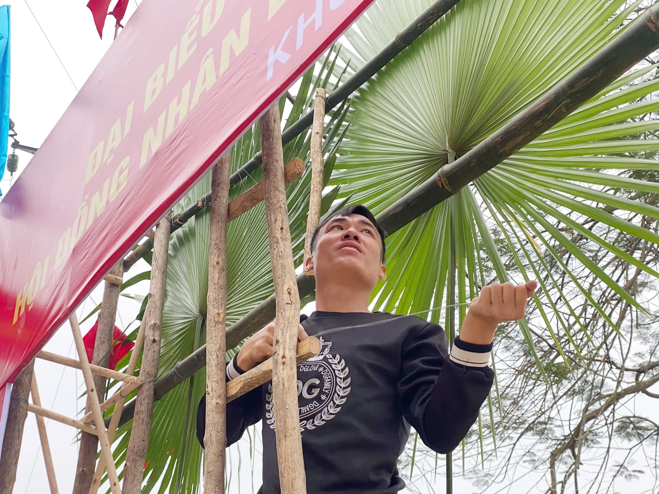 Mỗi người một việc, cùng góp công trang hoàng các điểm bầu cử.