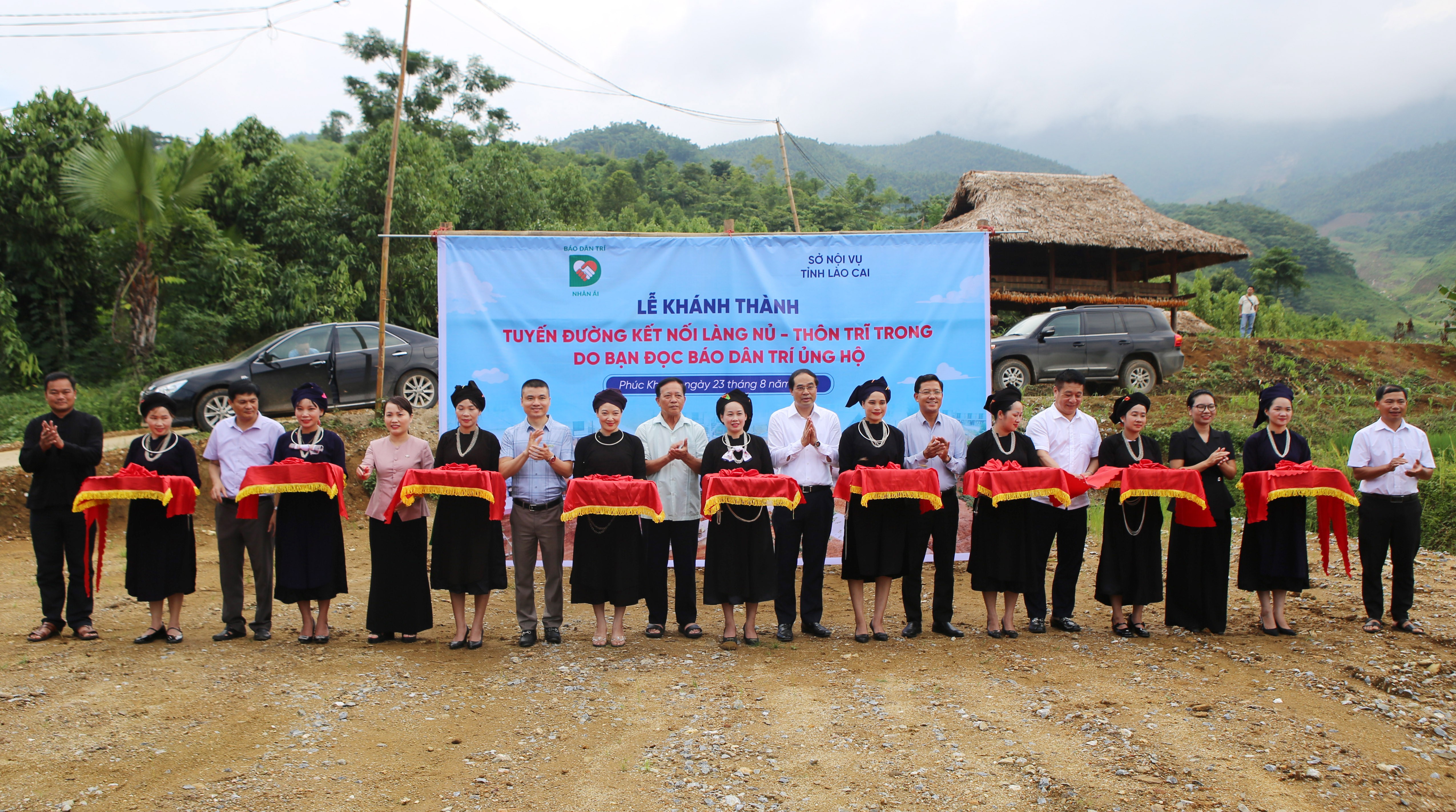 Cắt băng khánh thành tuyến đường kết nối Làng Nủ - Trĩ Trong. 8.jpg