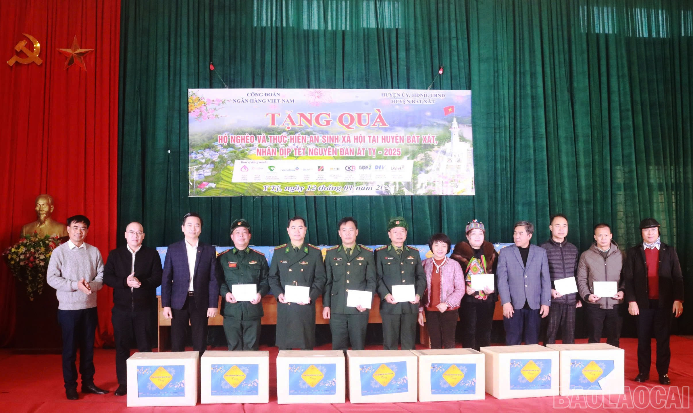 Tặng quà các trường học và đồn biên phòng. baolaocai-br_nh-4.jpg