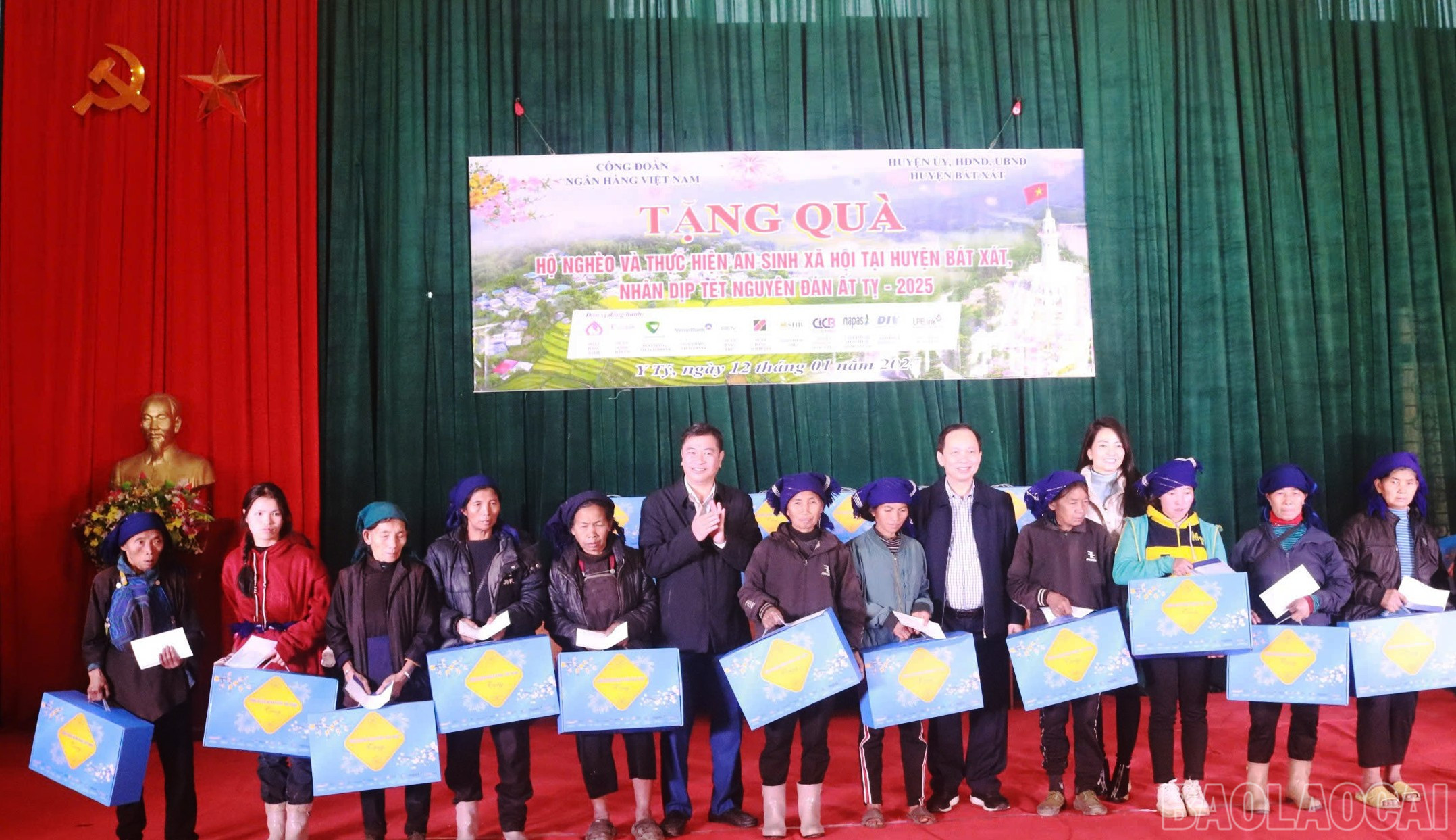 Tặng quà người dân có hoàn cảnh khó khăn xã Y Tý. baolaocai-br_nh-5.jpg