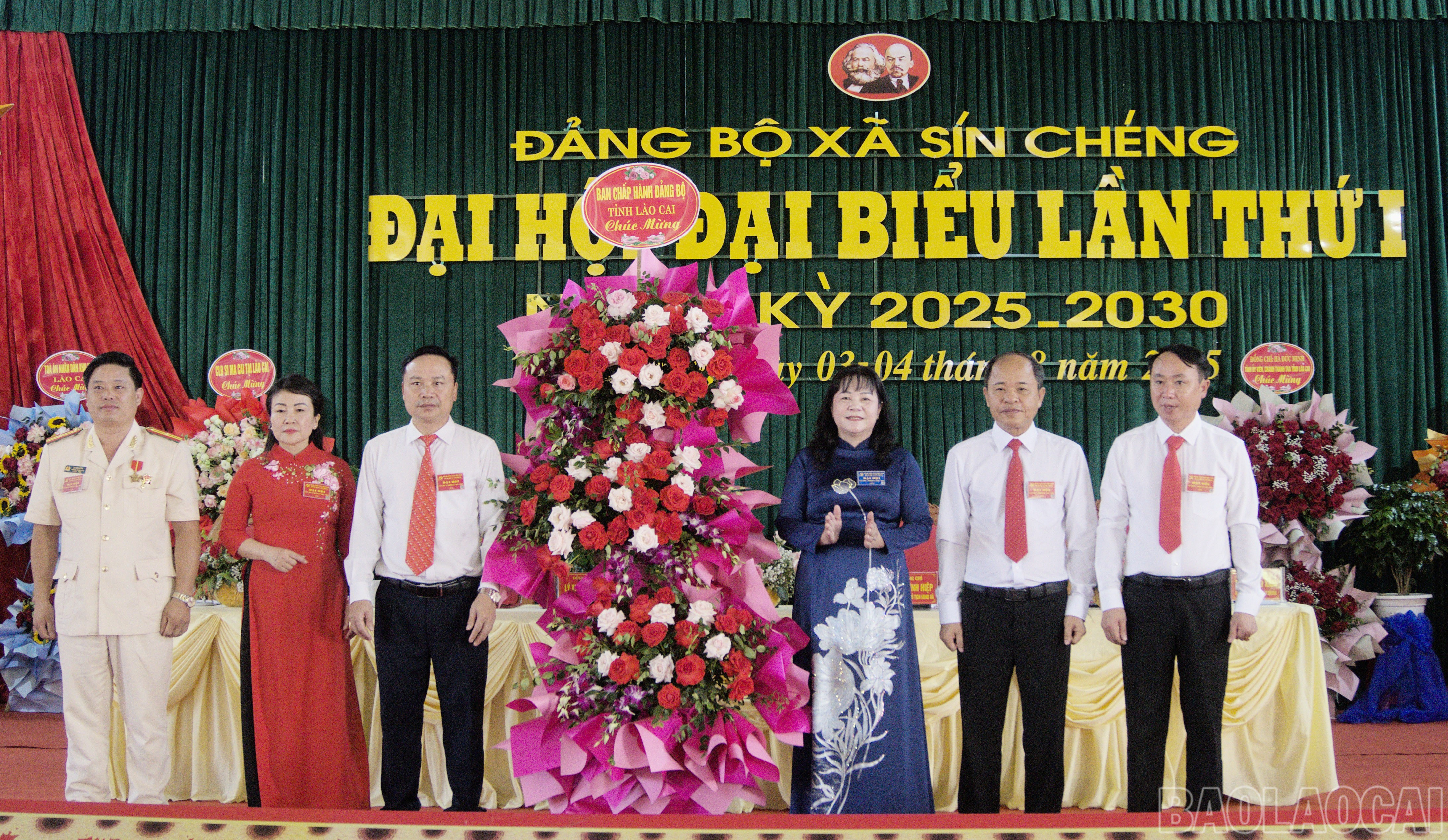 Đồng chí Hoàng Thị Thanh Bình, Phó Chủ tịch HĐND tỉnh tặng hoa chúc mừng Đại hội. baolaocai-br_sc-2-5364.jpg
