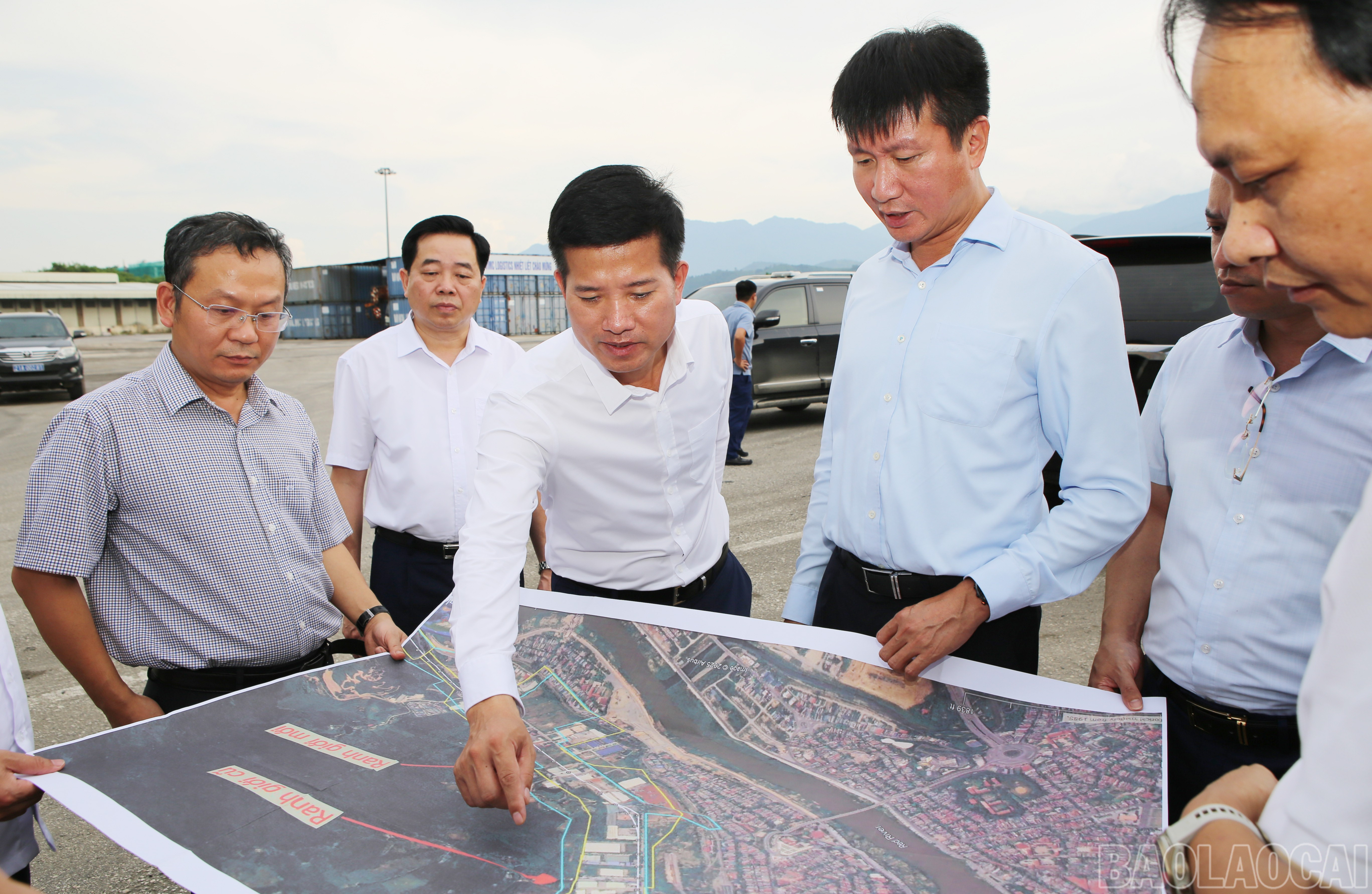 Chủ tịch UBND phường Lào Cai - Nguyễn Văn Nhất (người mặc áo trắng, tay chỉ vào bản đồ) báo cáo Chủ tịch UBND tỉnh Trần Huy Tuấn và đoàn công tác của tỉnh tiến độ triển khai dự án đường sắt Lào Cai-Hà Nội-Hải Phòng. baolaocai-br_1.jpg