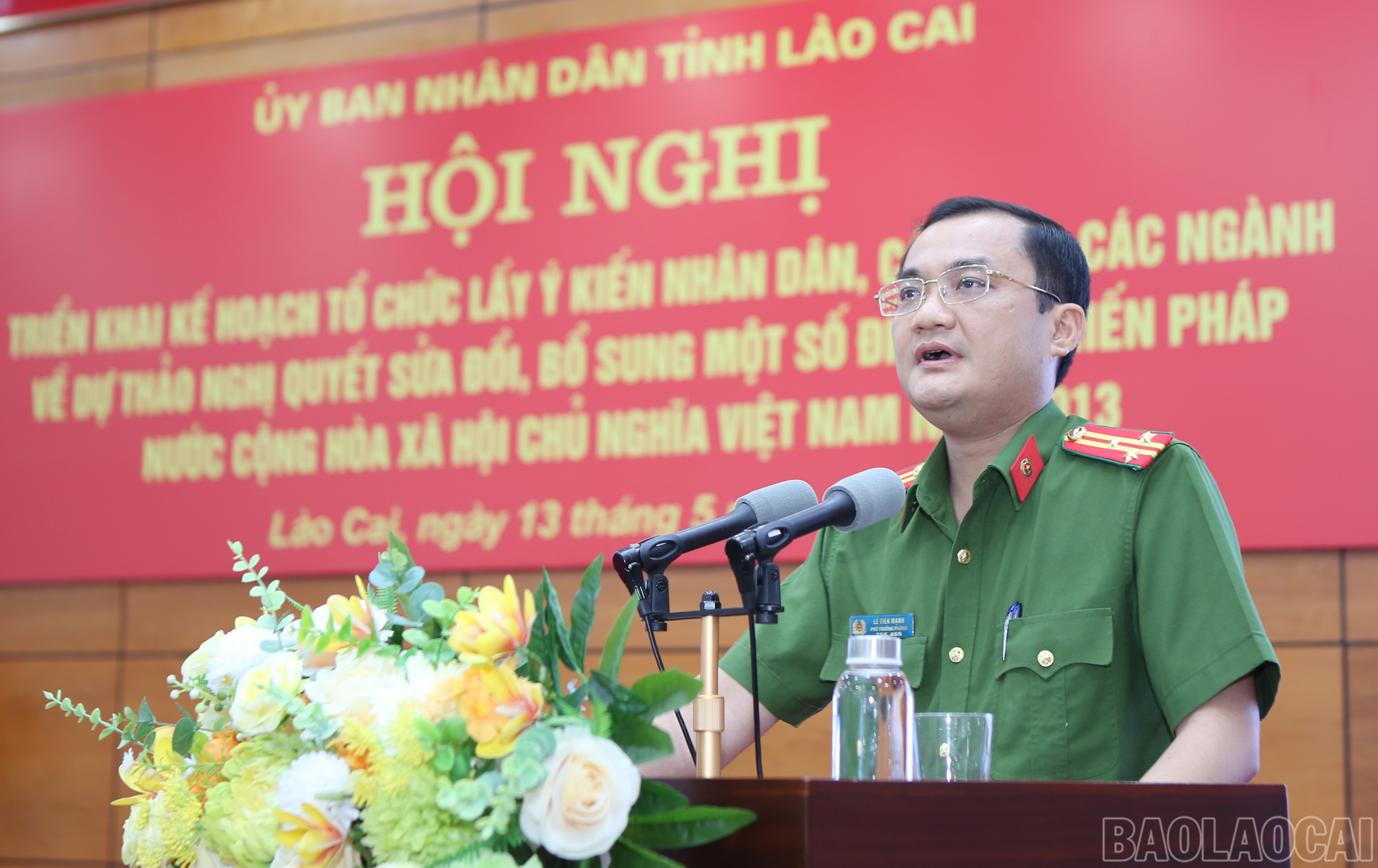 Đại diện Công an tỉnh hướng dẫn quy trình đóng góp ý kiến trên ứng dụng VNeID. baolaocai-br_ub-4.jpg