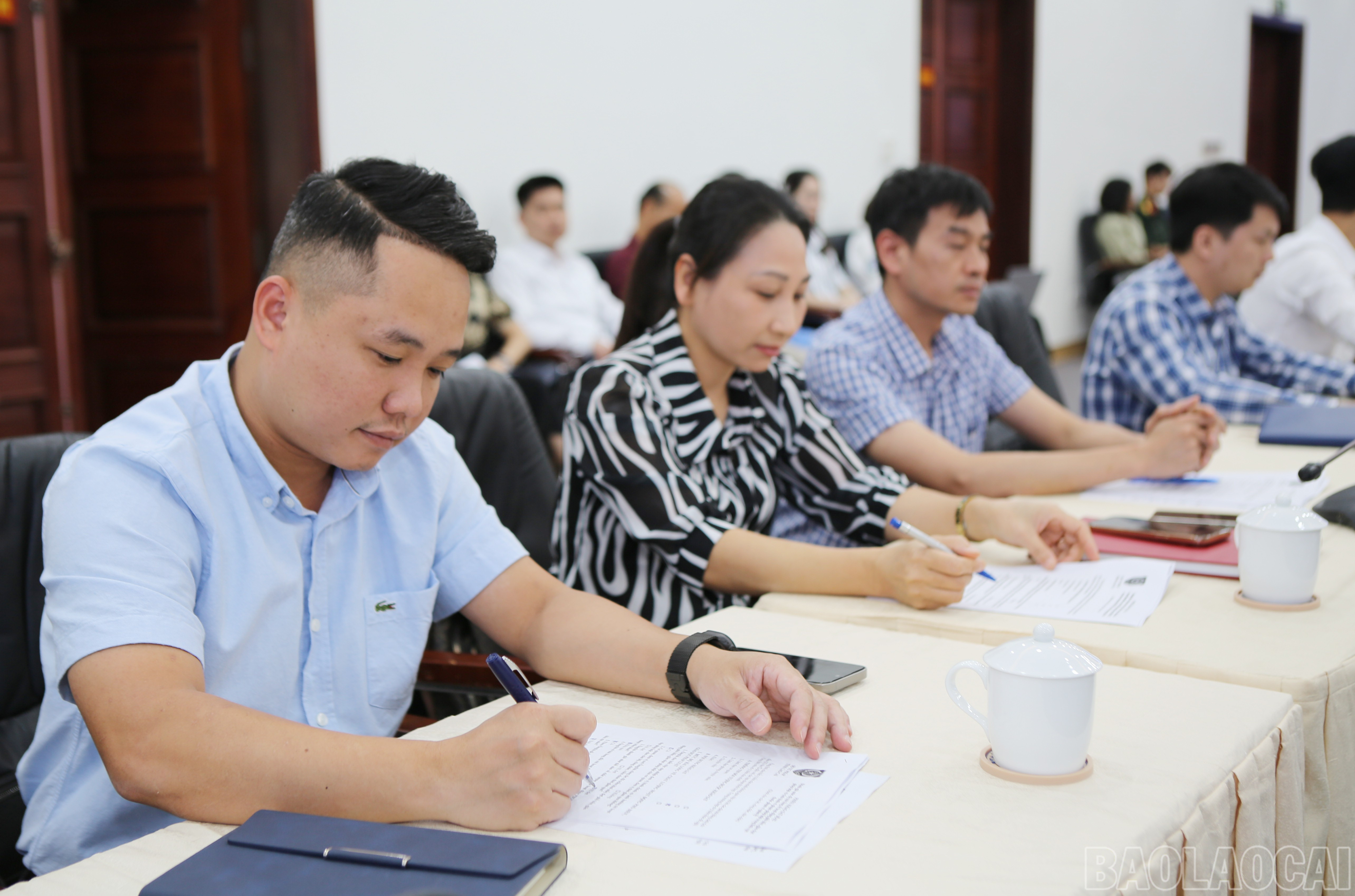 Các đại biểu cho ý kiến tại các phiếu thông tin xã hội học. baolaocai-br_ub-9.jpg