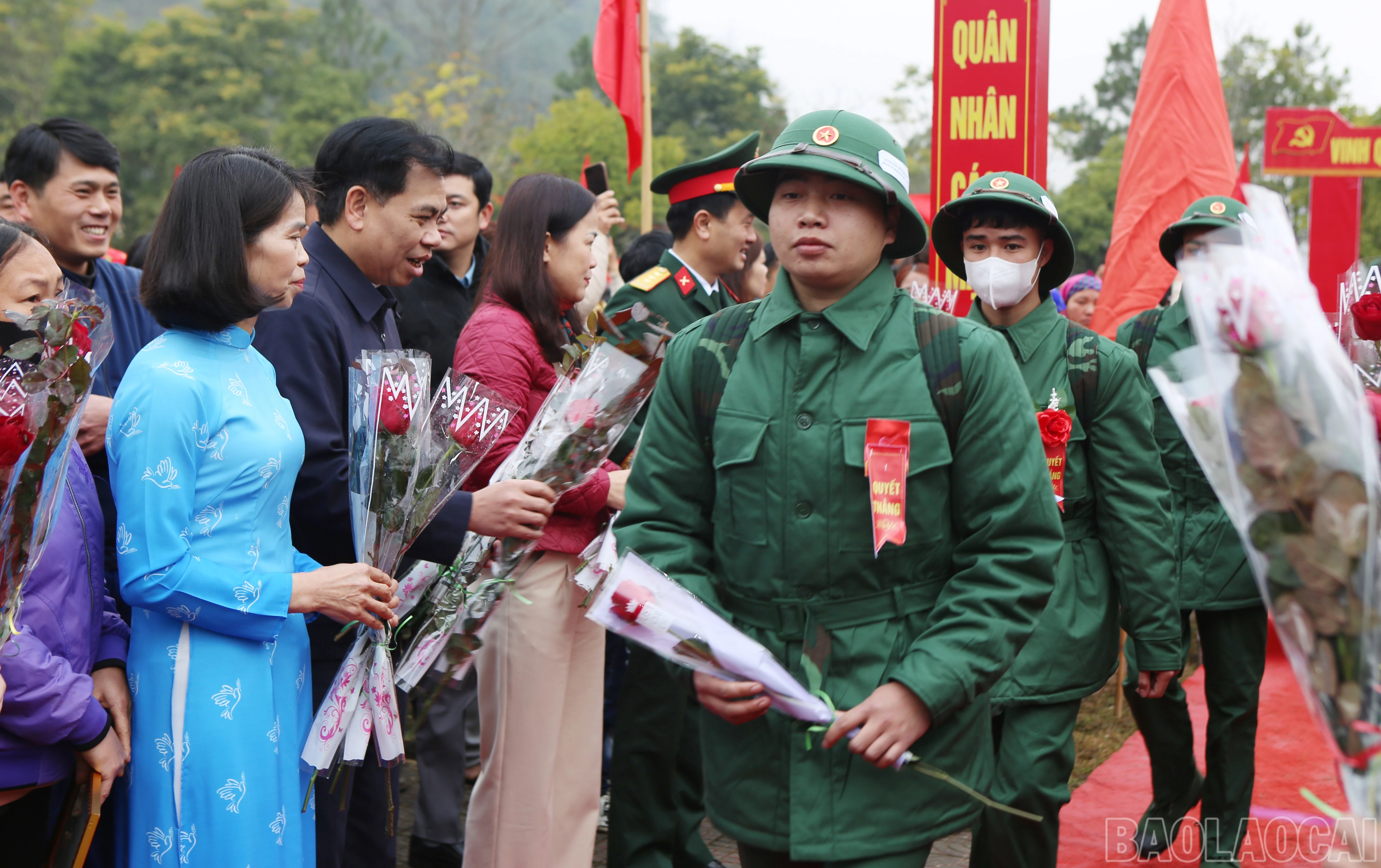 Các đại biểu tặng hoa chúc tân binh lên đường hoàn thành xuất sắc nhiệm vụ được giao.