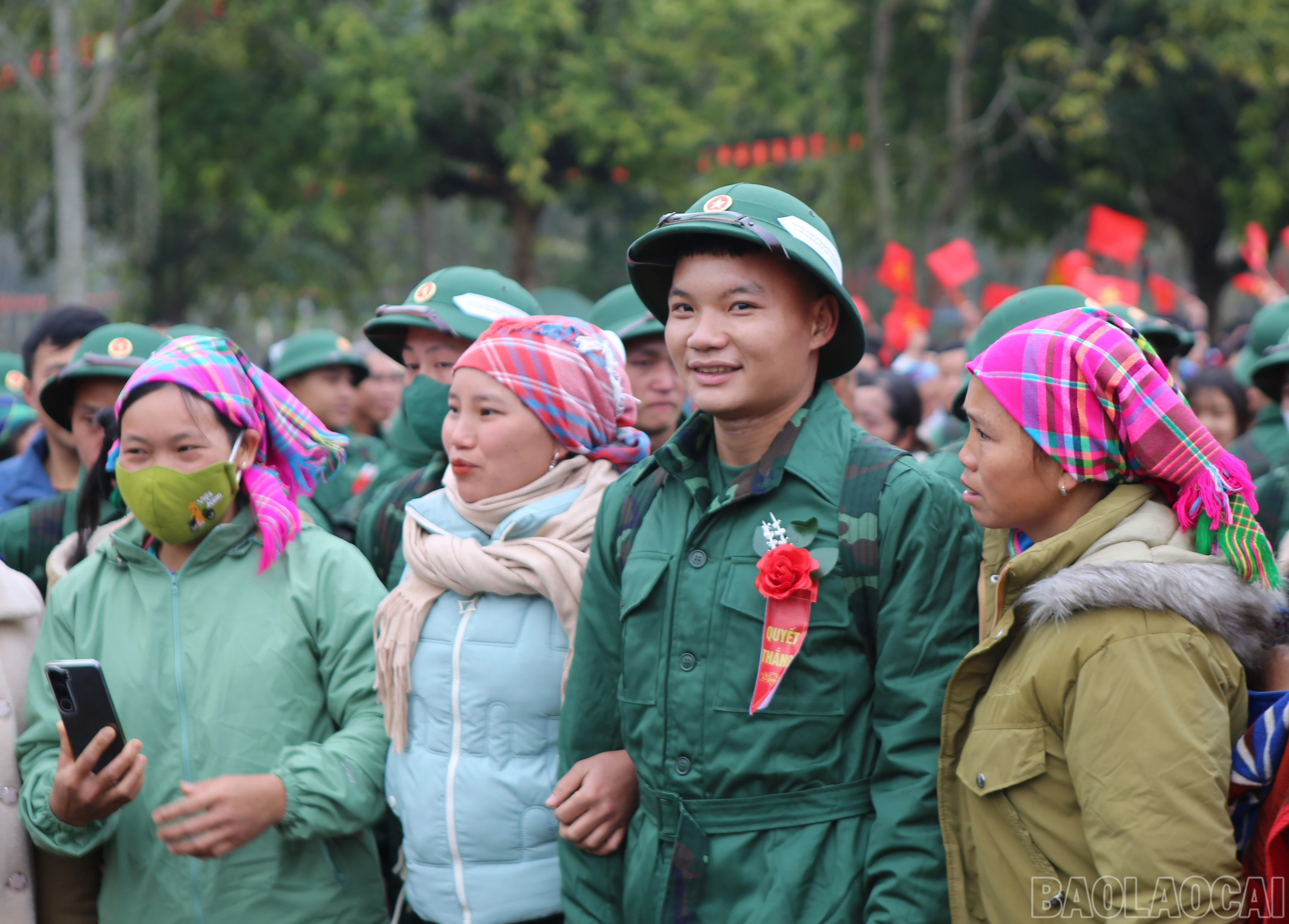 Phấn khởi lên đường nhập ngũ.