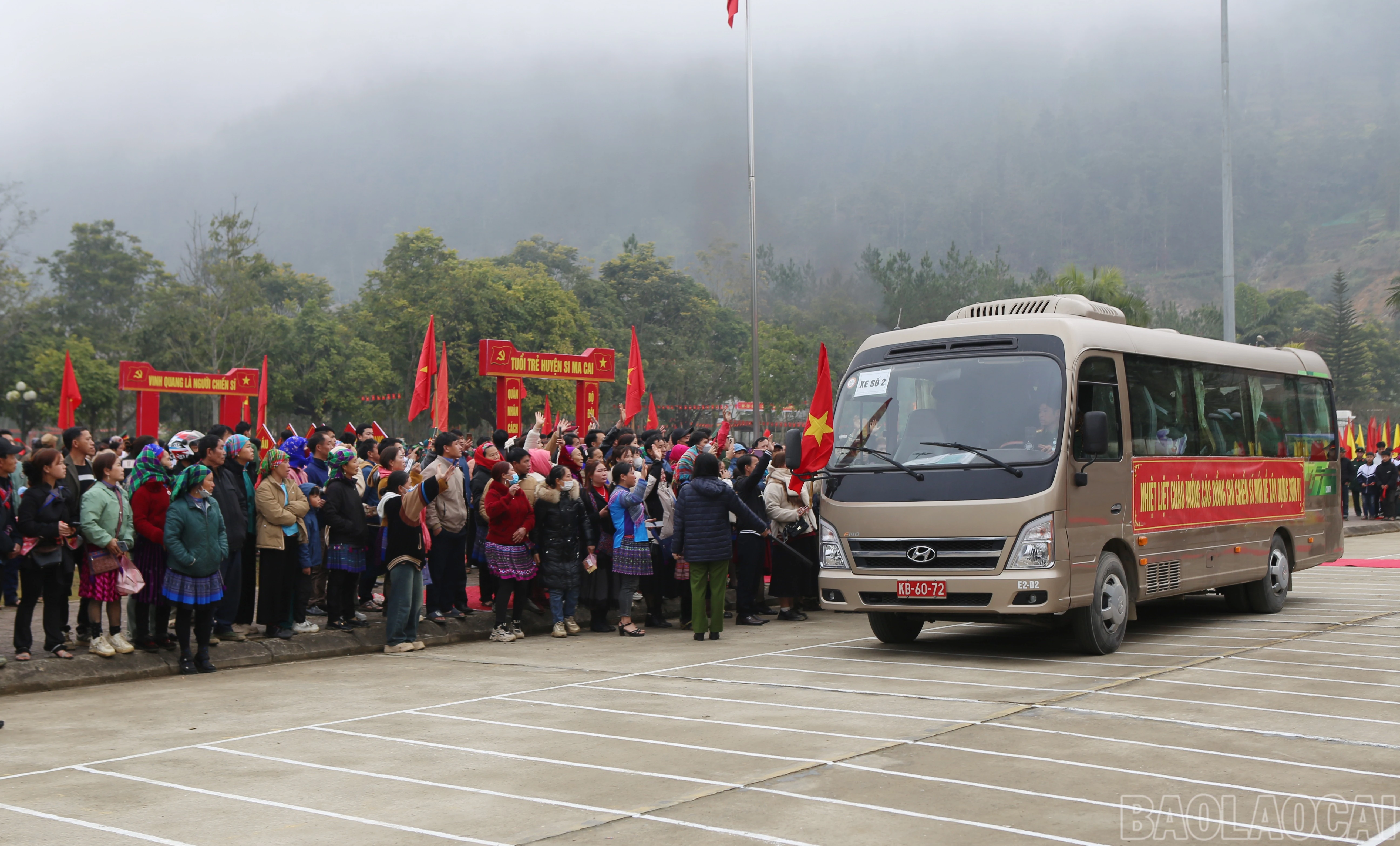 Đông đảo người dân đến chào tân binh lên đường nhập ngũ.