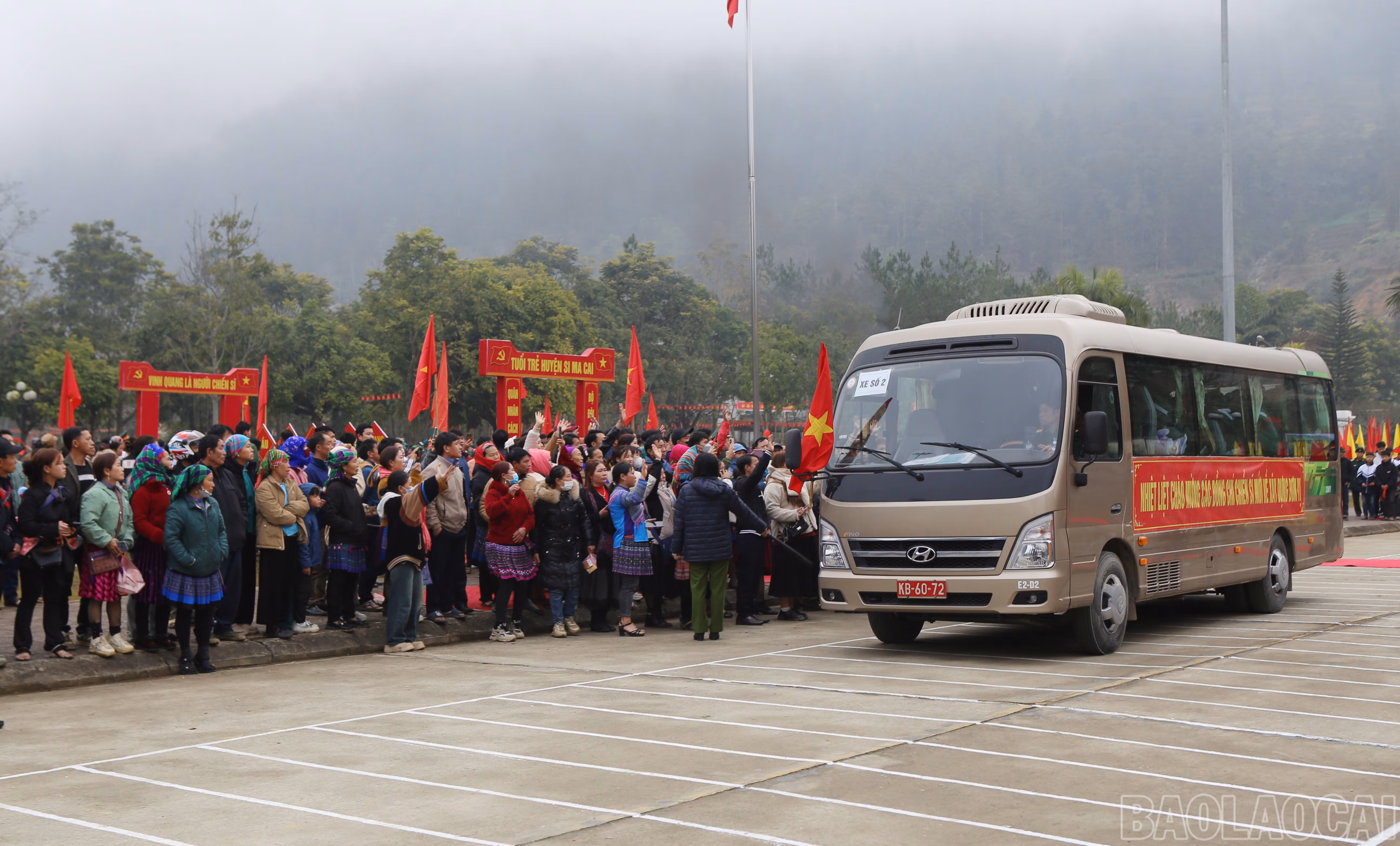 Đông đảo người dân đến chào tân binh lên đường nhập ngũ.