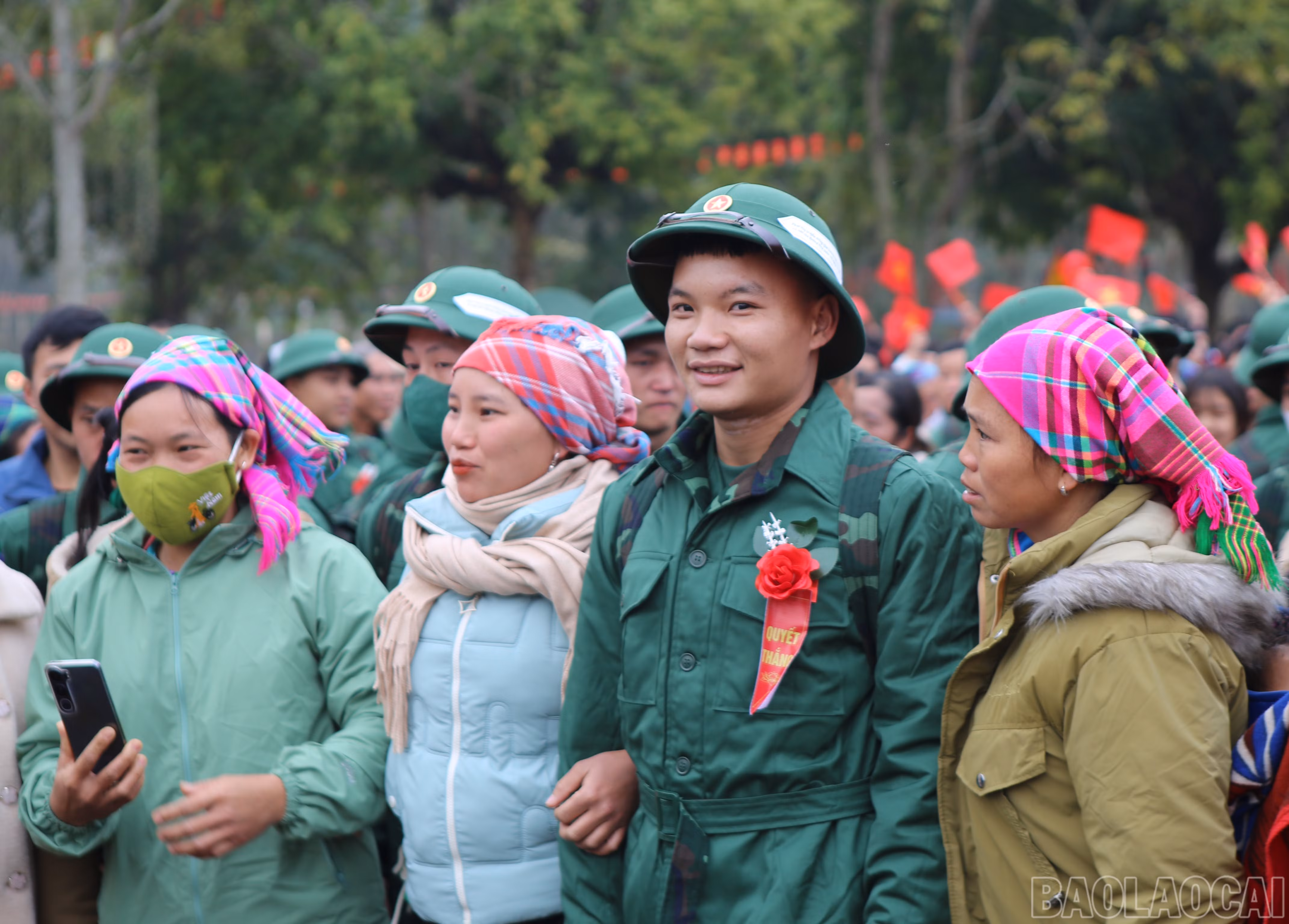 Phấn khởi lên đường nhập ngũ.