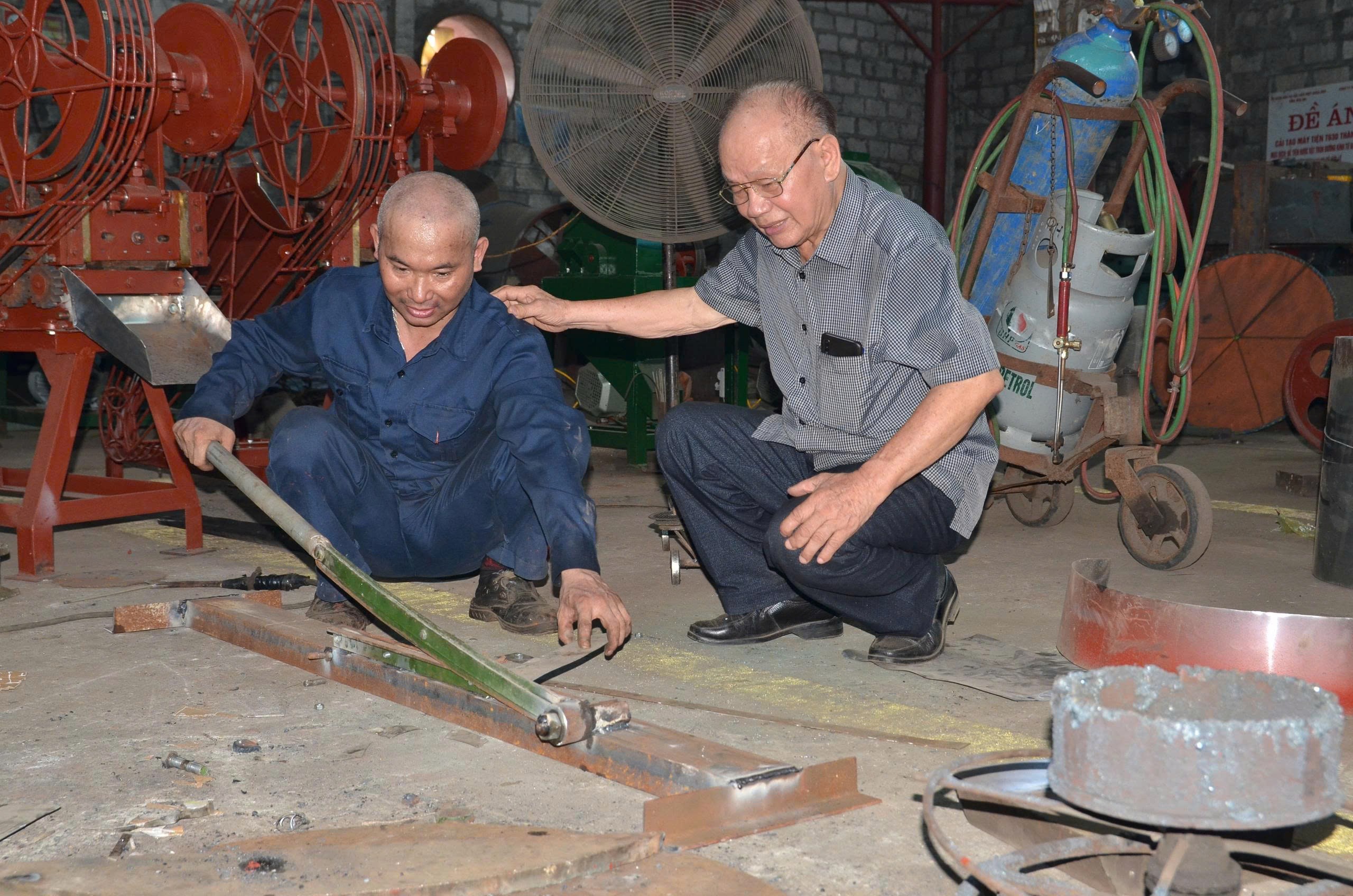 Công ty TNHH Cơ khí xây lắp Hồng Hà tạo việc làm cho hàng chục lao động địa phương. 5-7094.jpg