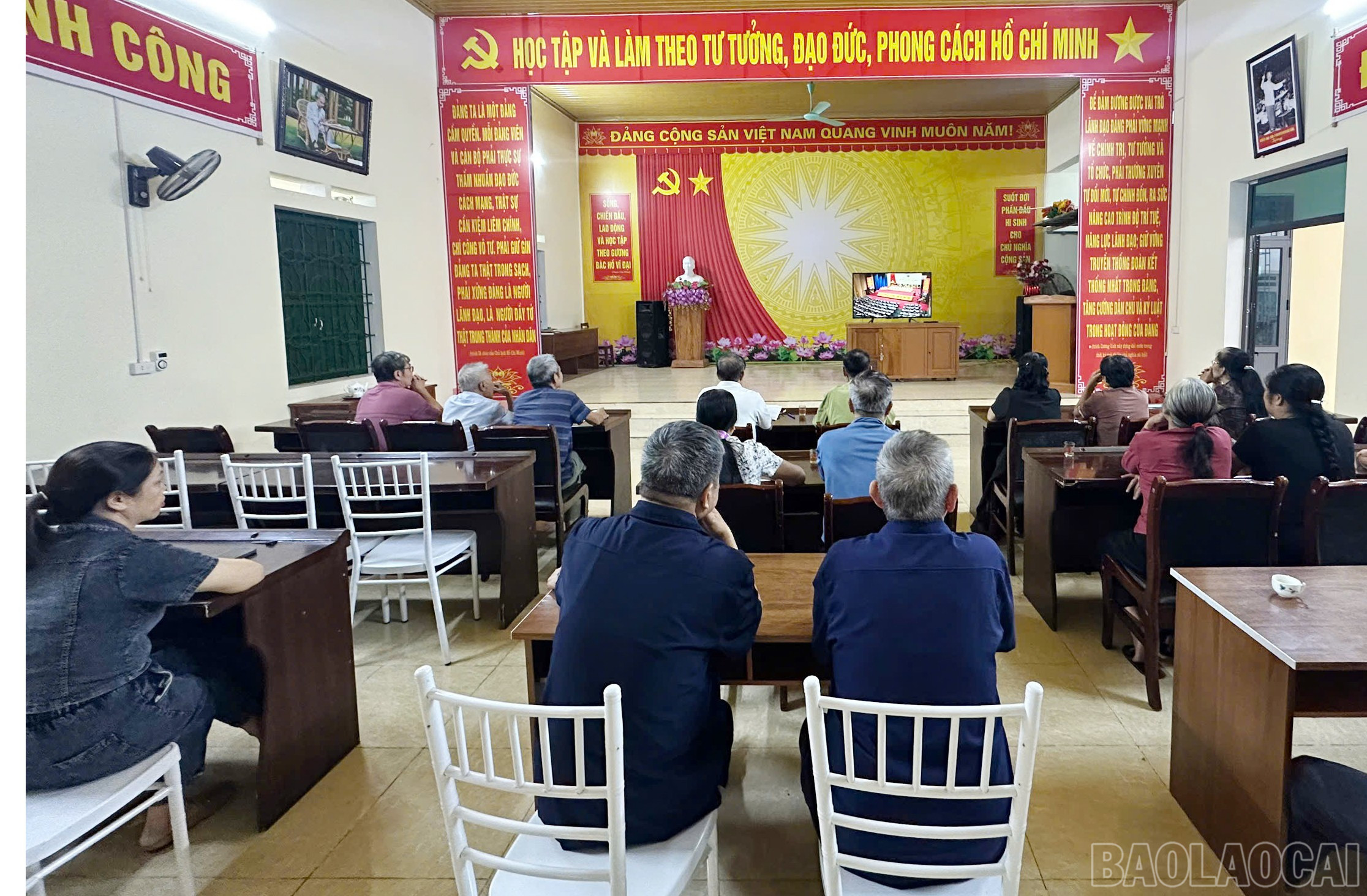 Cán bộ, đảng viên Chi bộ 4, Đảng bộ xã Phong Hải theo dõi truyền hình trực tiếp Đại hội đại biểu Đảng bộ tỉnh Lào Cai lần thứ I tại nhà văn hóa thôn. baolaocai-br_a-2.jpg