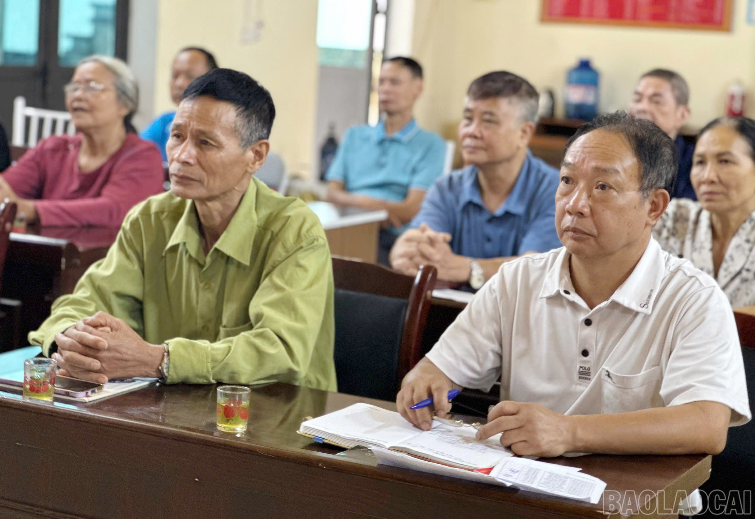 Cán bộ, đảng viên Chi bộ 4 chăm chú theo dõi đồng chí Trần Huy Tuấn, Phó Bí thư Tỉnh ủy, Chủ tịch UBND tỉnh trình bày Báo cáo chính trị qua sóng truyền hình trực tiếp.. baolaocai-br_a-3.jpg