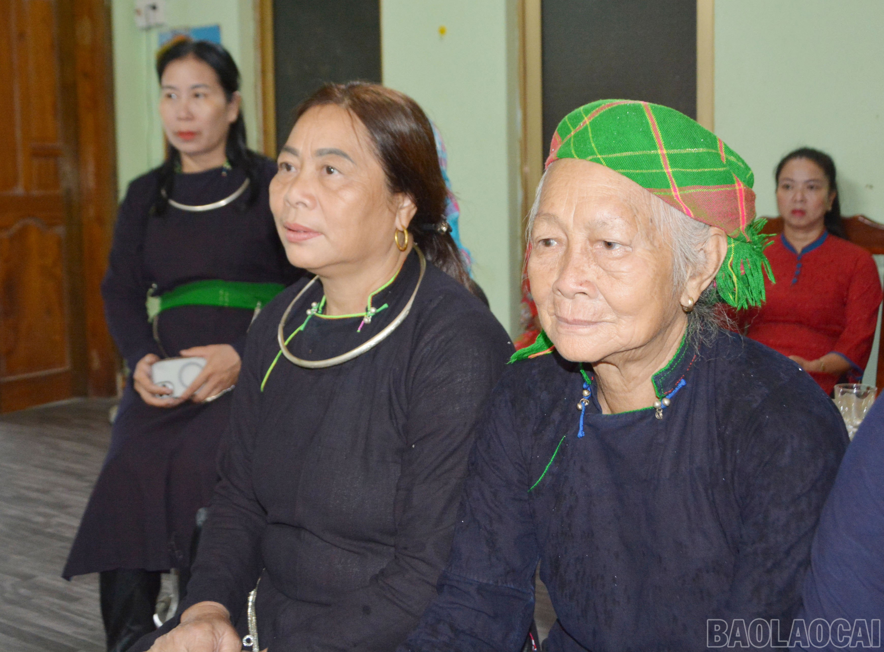 Cán bộ, đảng viên Chi bộ thôn Phân Lân (xã Hợp Thành) tập trung theo dõi phiên khai mạc Đại hội đại biểu Đảng bộ tỉnh lần thứ I qua màn ảnh nhỏ. baolaocai-br_a-11.jpg
