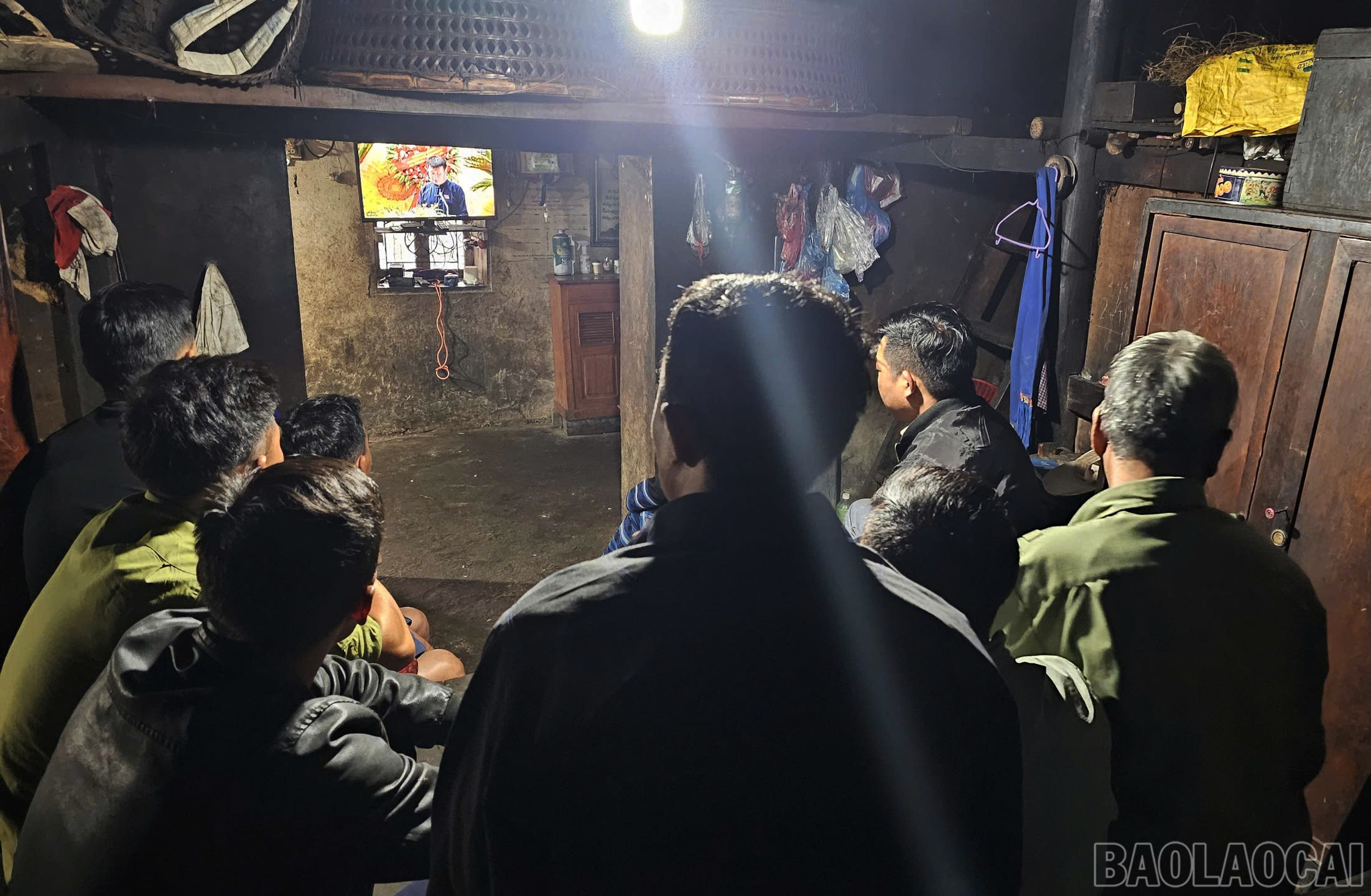 Cán bộ, đảng viên và người dân thôn Choản Thèn, xã biên giới Y Tý có mặt từ sớm tại nhà Bí thư Chi bộ để dõi truyền hình trực tiếp phiên khai mạc Đại hội. baolaocai-br_c-2.jpg