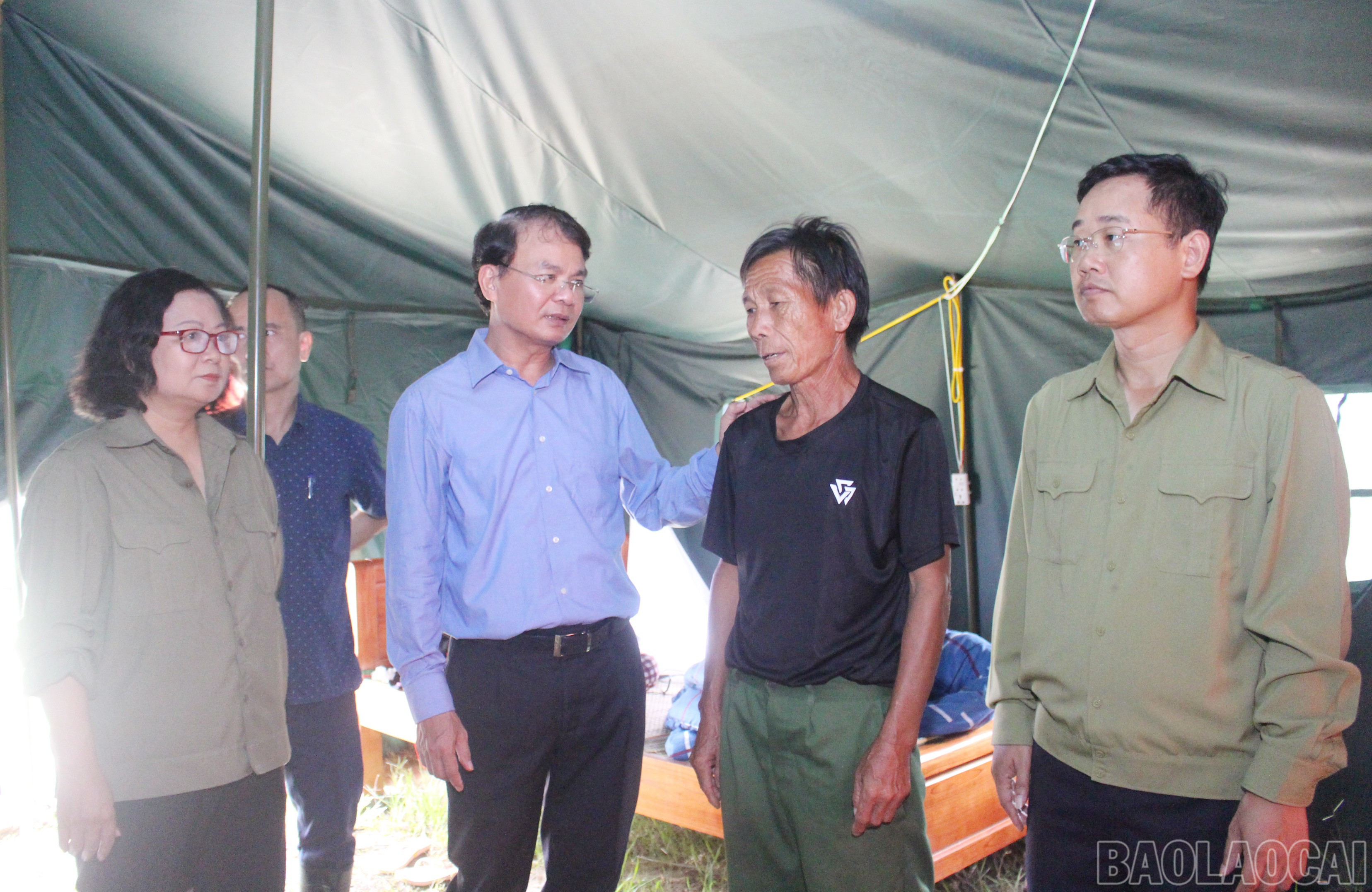 Bí thư Tỉnh ủy Đặng Xuân Phong tặng quà, động viên người dân Kho Vàng tại khu tạm cư. v 2.jpg