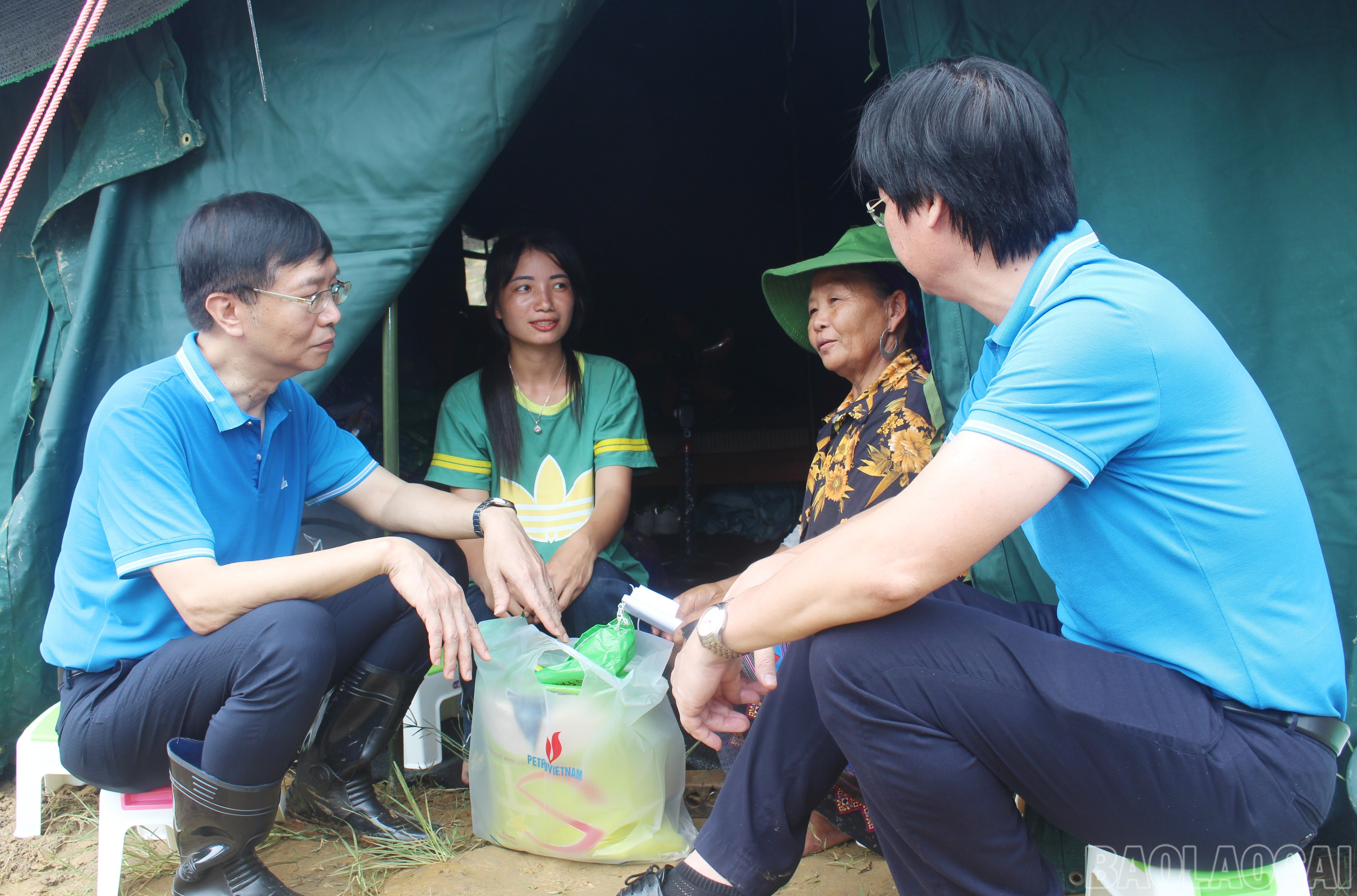Phó Bí thư Thường trực Đảng ủy Tập đoàn Dầu khí Việt Nam - Trần Quang Dũng thăm hỏi, tặng quà người dân vùng lũ xã Cốc Lầu. v 7.jpg