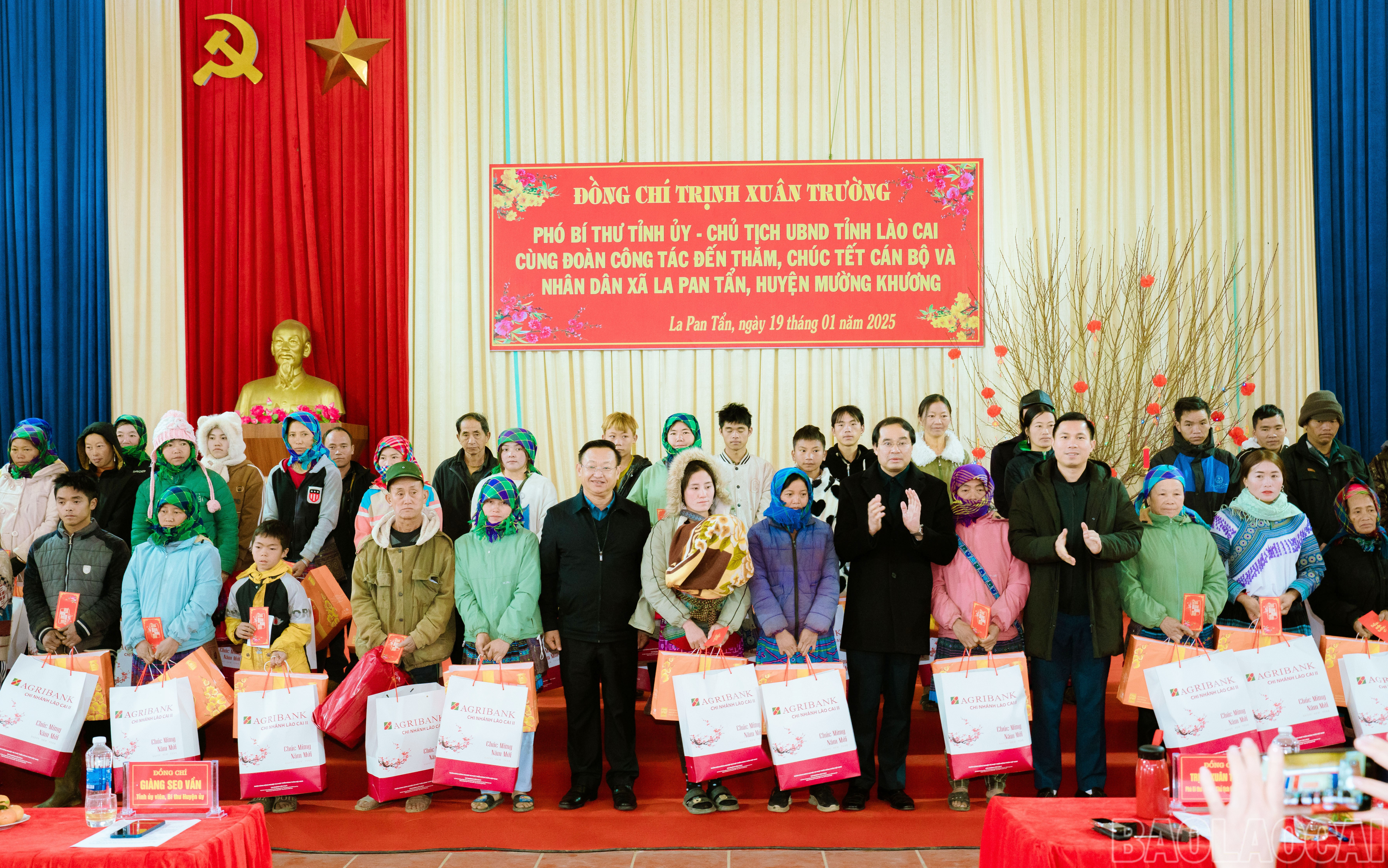 Chủ tịch UBND tỉnh Trịnh Xuân Trường tặng quà người dân có hoàn cảnh khó khăn của hai xã. baolaocai-br_mk-12.jpg
