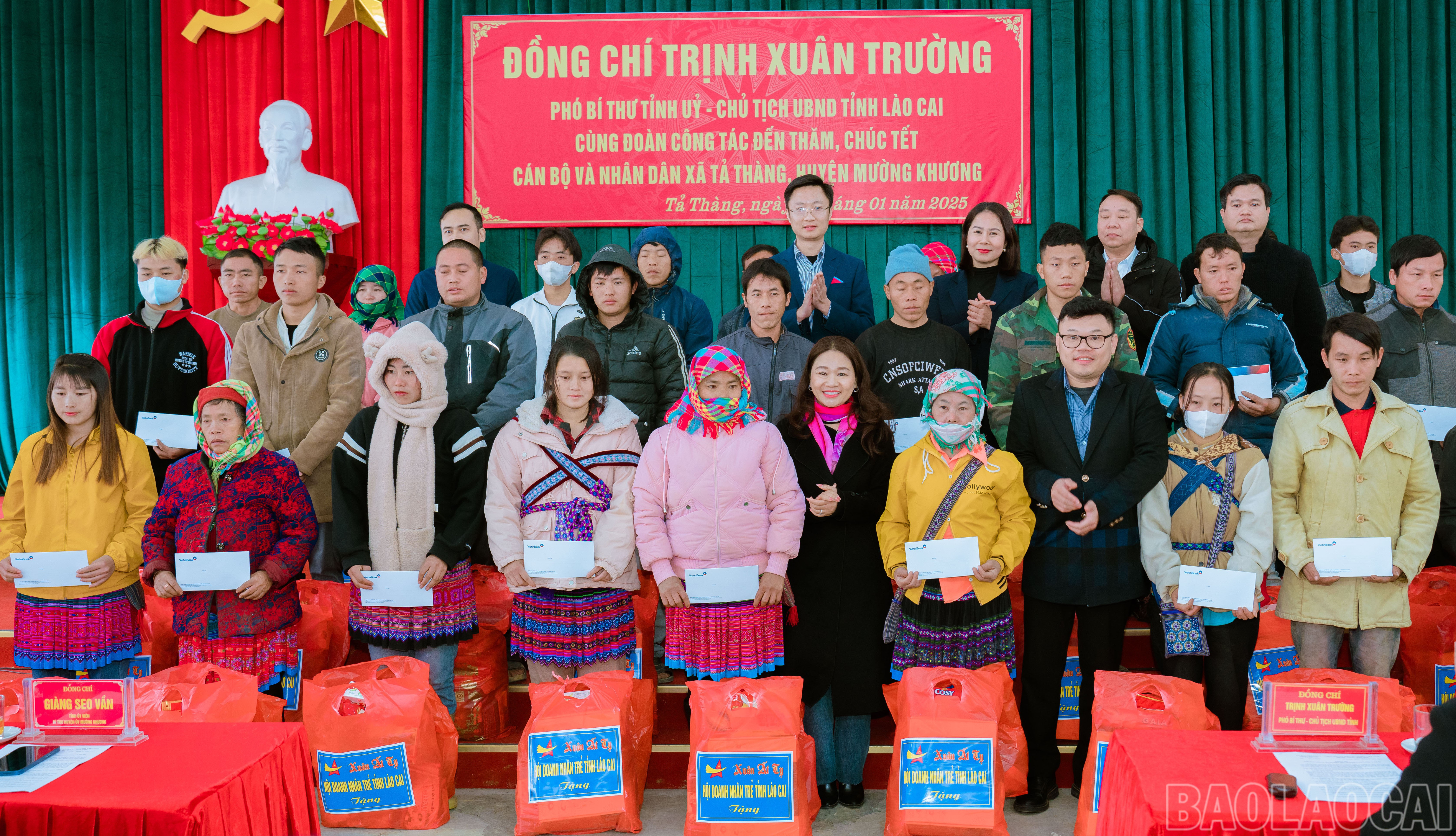 Đại diện các đơn vị, địa phương tặng quà cho các hộ nghèo. baolaocai-br_mk-14.jpg