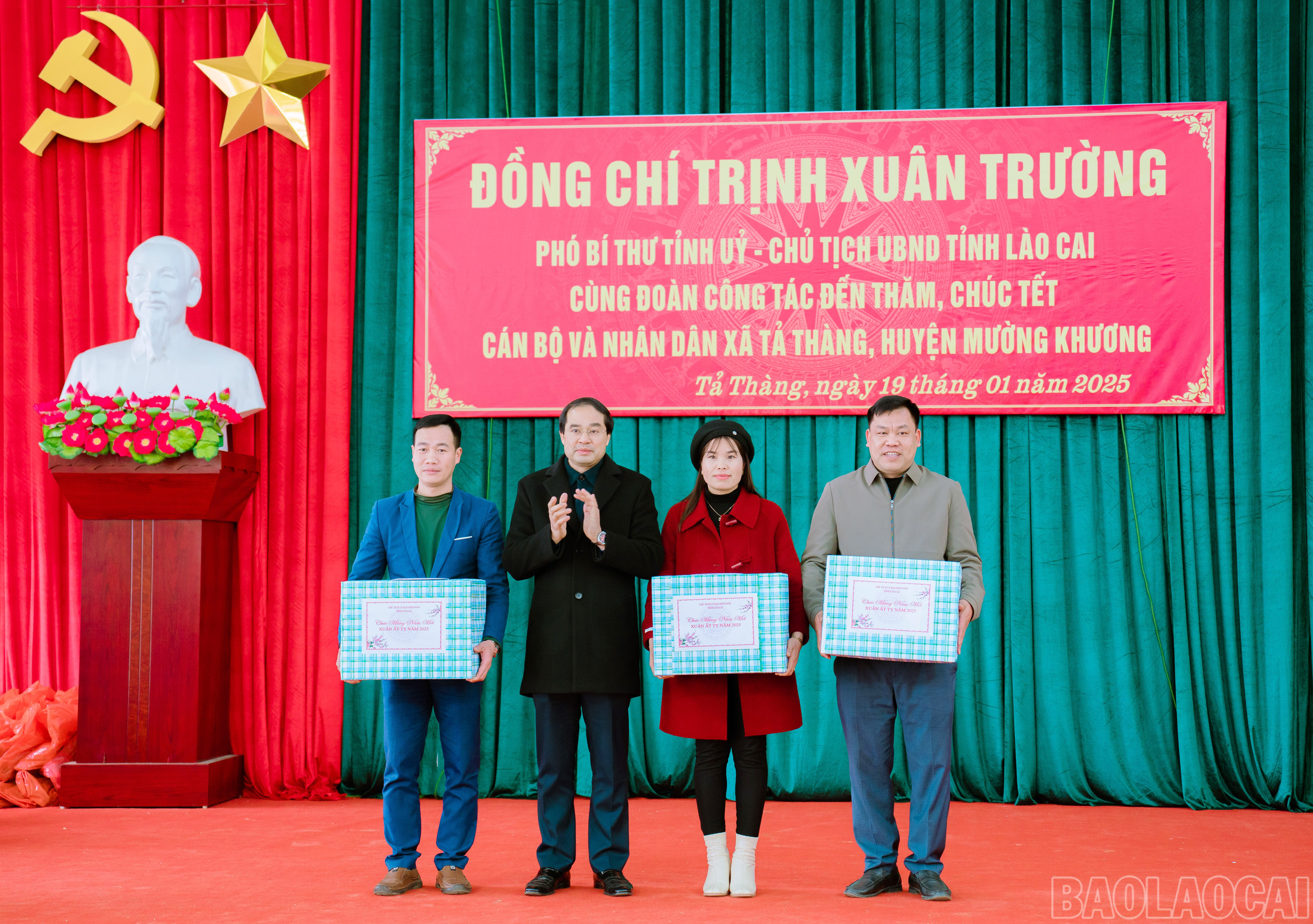 Chủ tịch UBND tỉnh Trịnh Xuân Trường tặng quà các trường học trên địa bàn 2 xã. baolaocai-br_mk-6.jpg