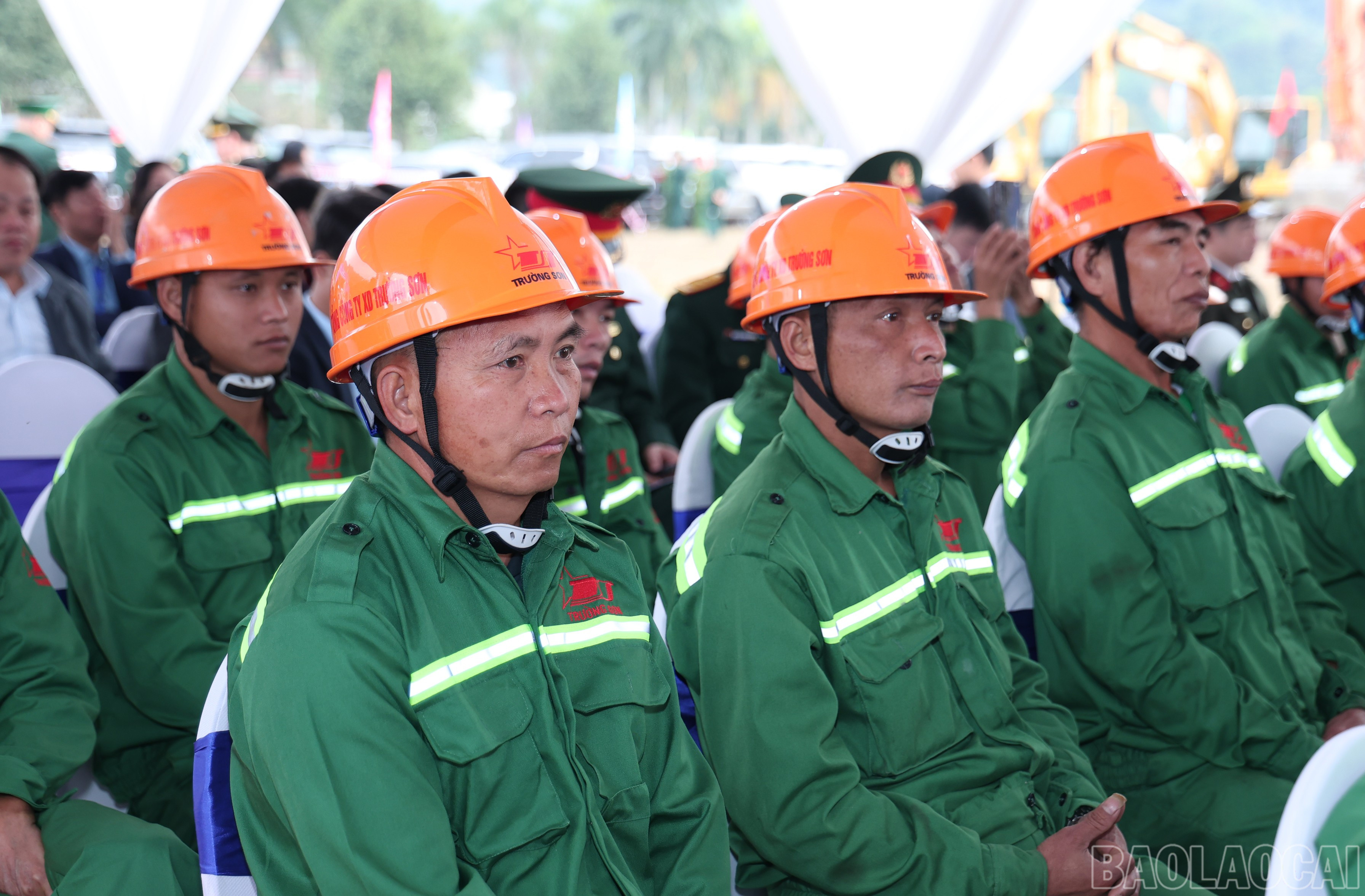 Đông đảo cán bộ, đảng viên và Nhân dân dự lễ khởi công.