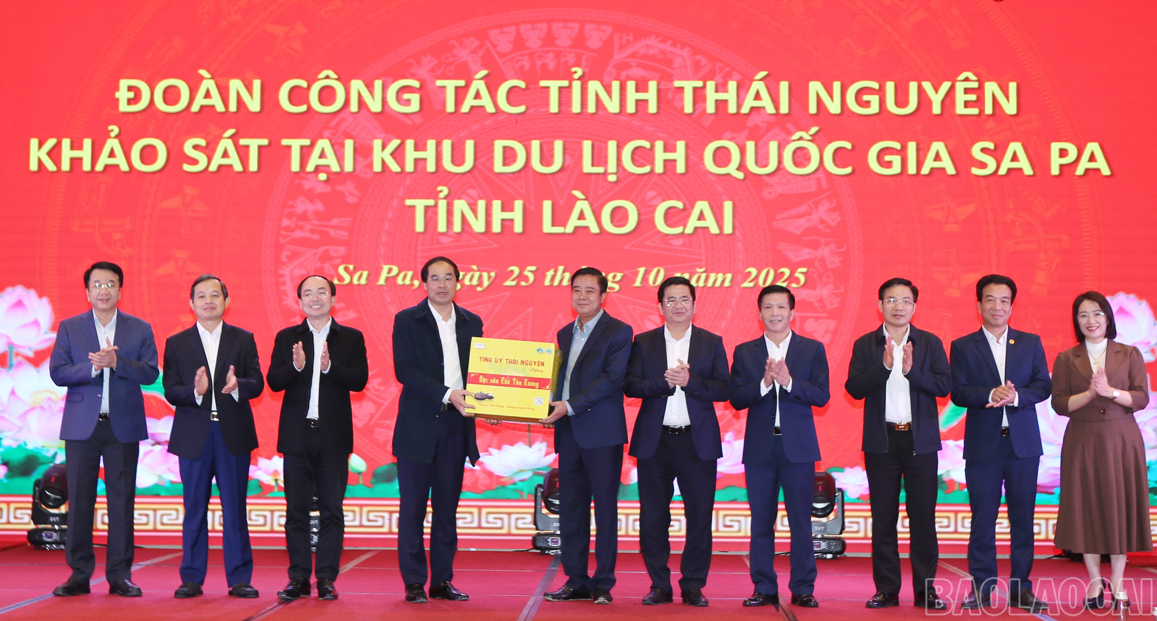Đoàn công tác tỉnh Thái Nguyên tặng quà các địa phương cụm phường Sa Pa. baolaocai-br_sp-6.jpg