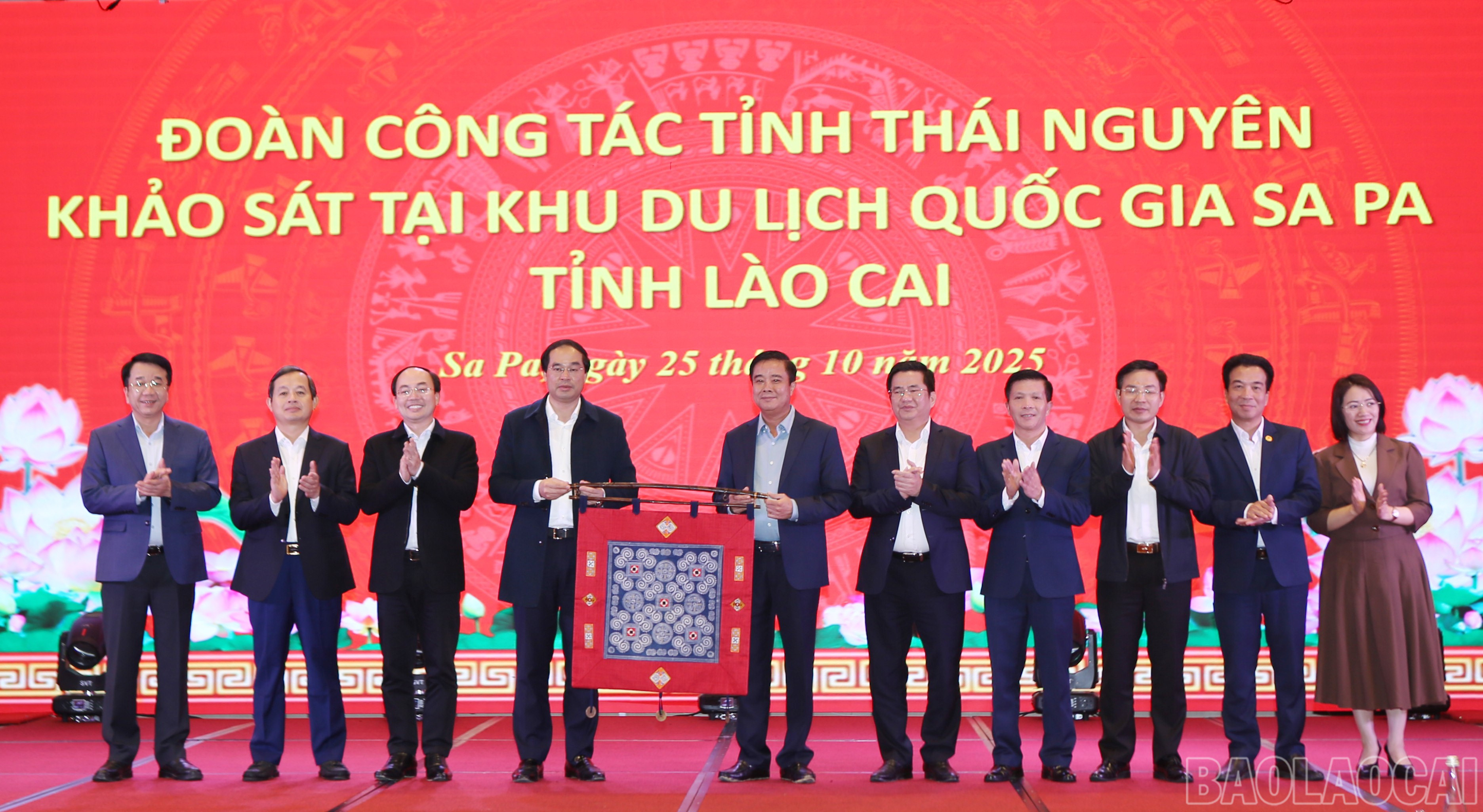 Tặng đoàn công tác quà lưu niệm, sản phẩm thổ cẩm đặc trưng của Sa Pa. baolaocai-br_sp-7.jpg