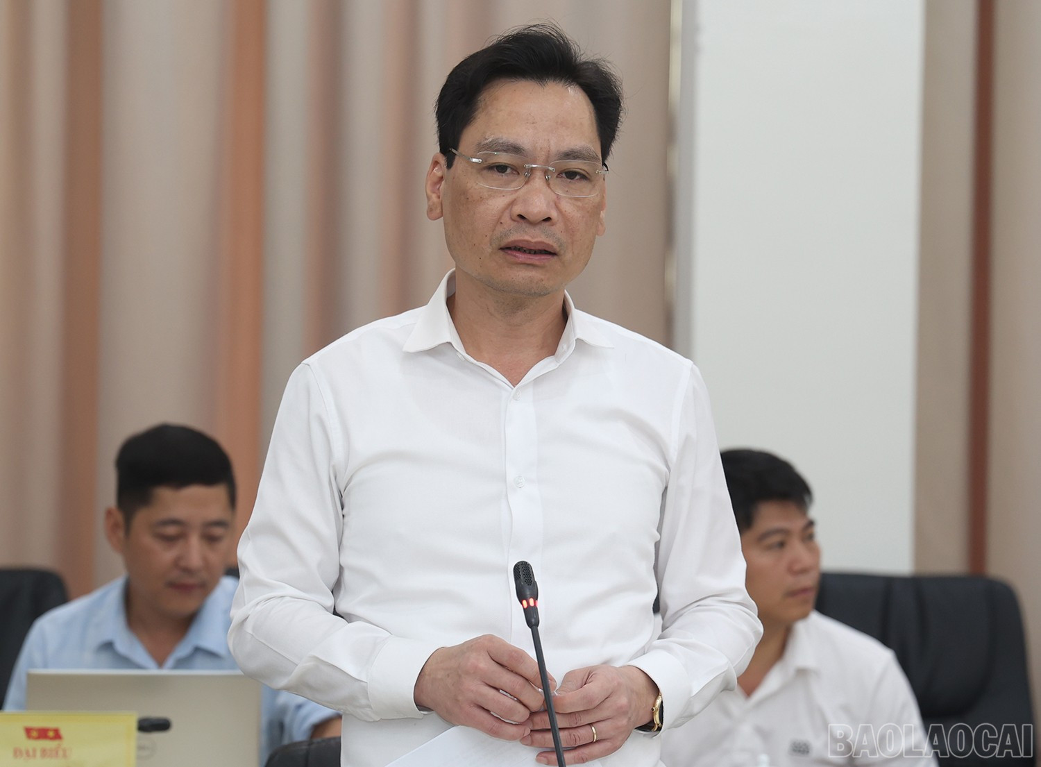 Đồng chí Phí Công Hoan - Giám đốc Sở Xây dựng tỉnh Lào Cai giới thiệu khái quát về công tác quy hoạch, phát triển hạ tầng và kiến trúc đô thị của tỉnh Lào Cai. baolaocai-br_lc-4.jpg