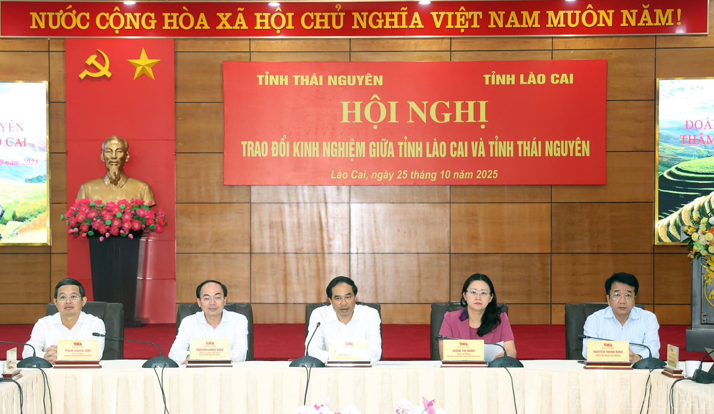 Các đồng chí Thường trực Tỉnh ủy, HĐND, UBND tỉnh Lào Cai và Thái Nguyên chủ trì hội nghị. baolaocai-br_lc-1.jpg