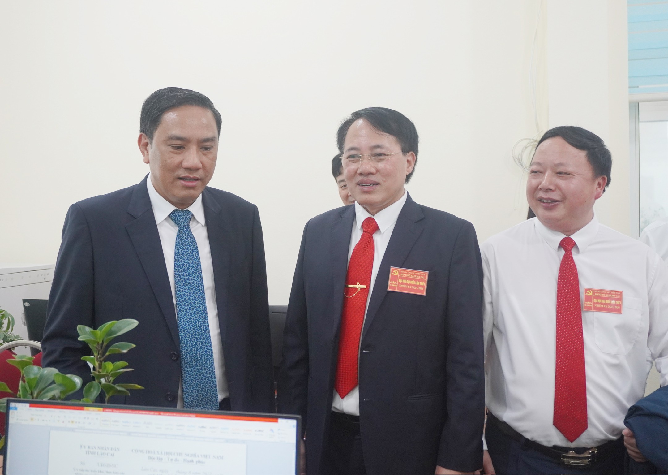 Phó Bí thư Thường trực Tỉnh ủy Hoàng Giang thăm Trung tâm Phục vụ hành chính công xã Si Ma Cai. si-4.jpg