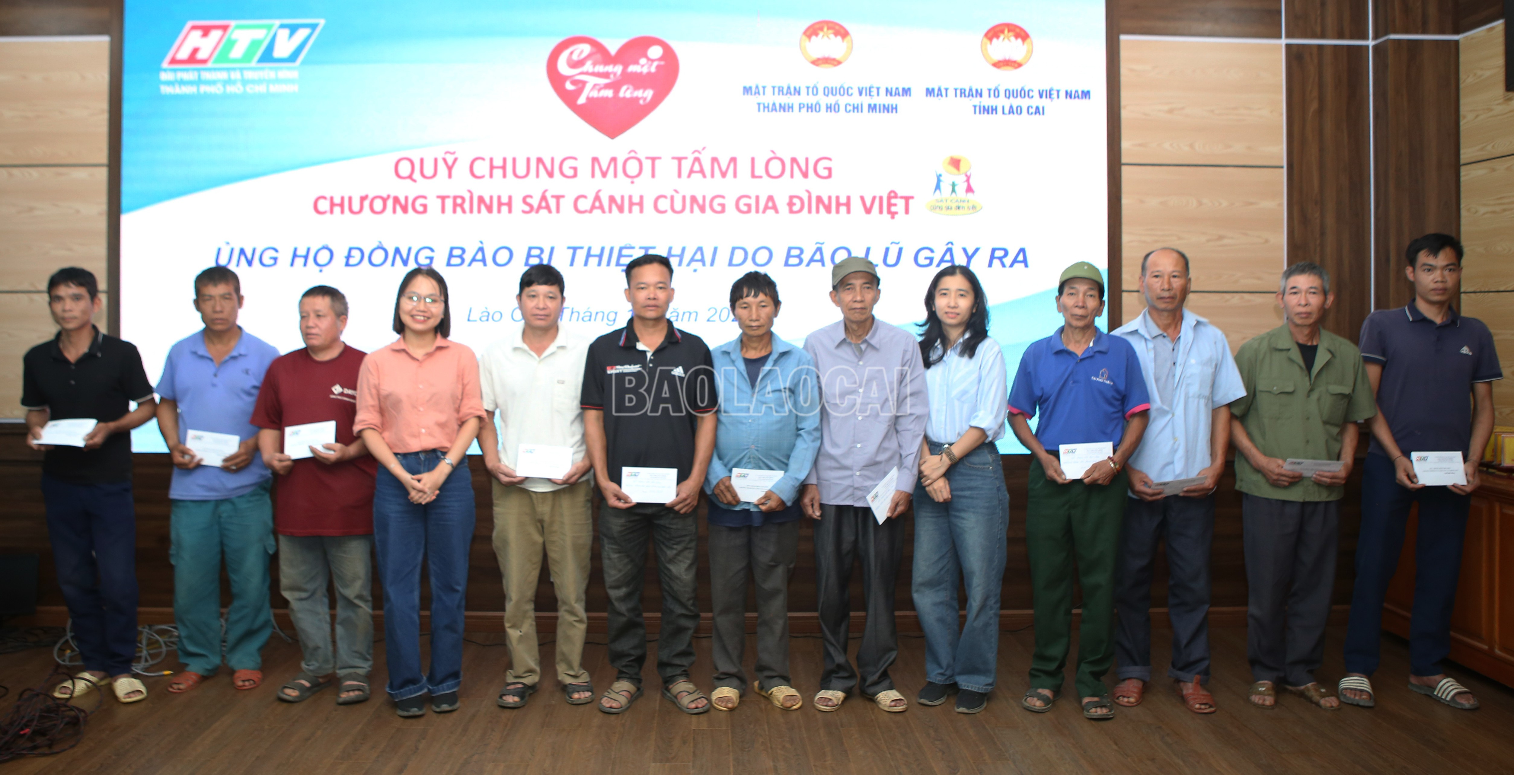 Đại diện quỹ tặng quà cho người dân bị thiệt hại do thiên tai gây ra tại xã Văn Bàn. baolaocai-c_2.jpg