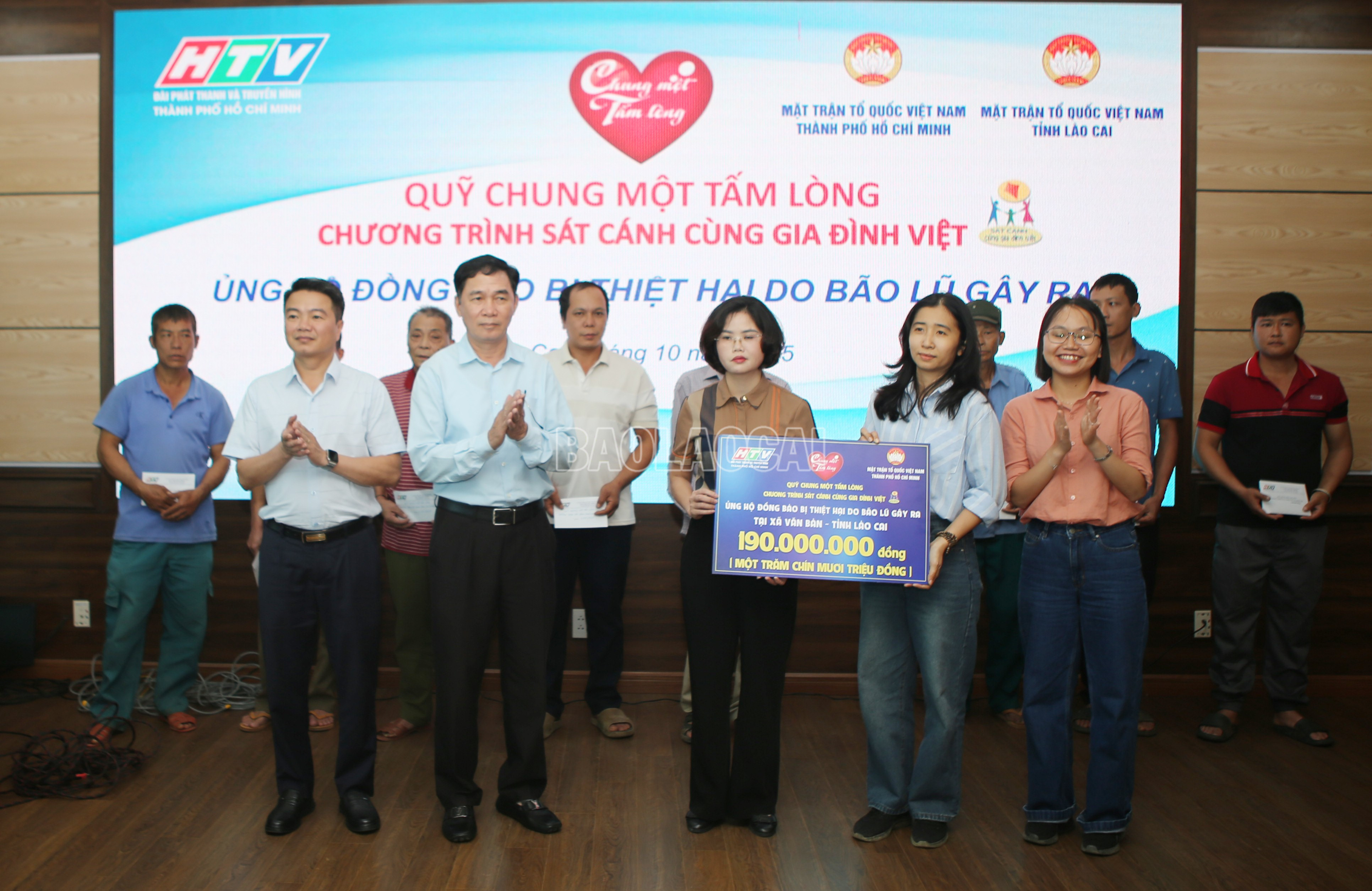 Đoàn công tác của Quỹ “Chung một tấm lòng” - Chương trình “Sát cánh cùng gia đình Việt”, Đài Phát thanh và Truyền hình Thành phố Hồ Chí Minh trao biểu trưng hỗ trợ người dân vùng thiên tai xã Văn Bàn với số tiền 190 triệu đồng. baolaocai-c_1.jpg