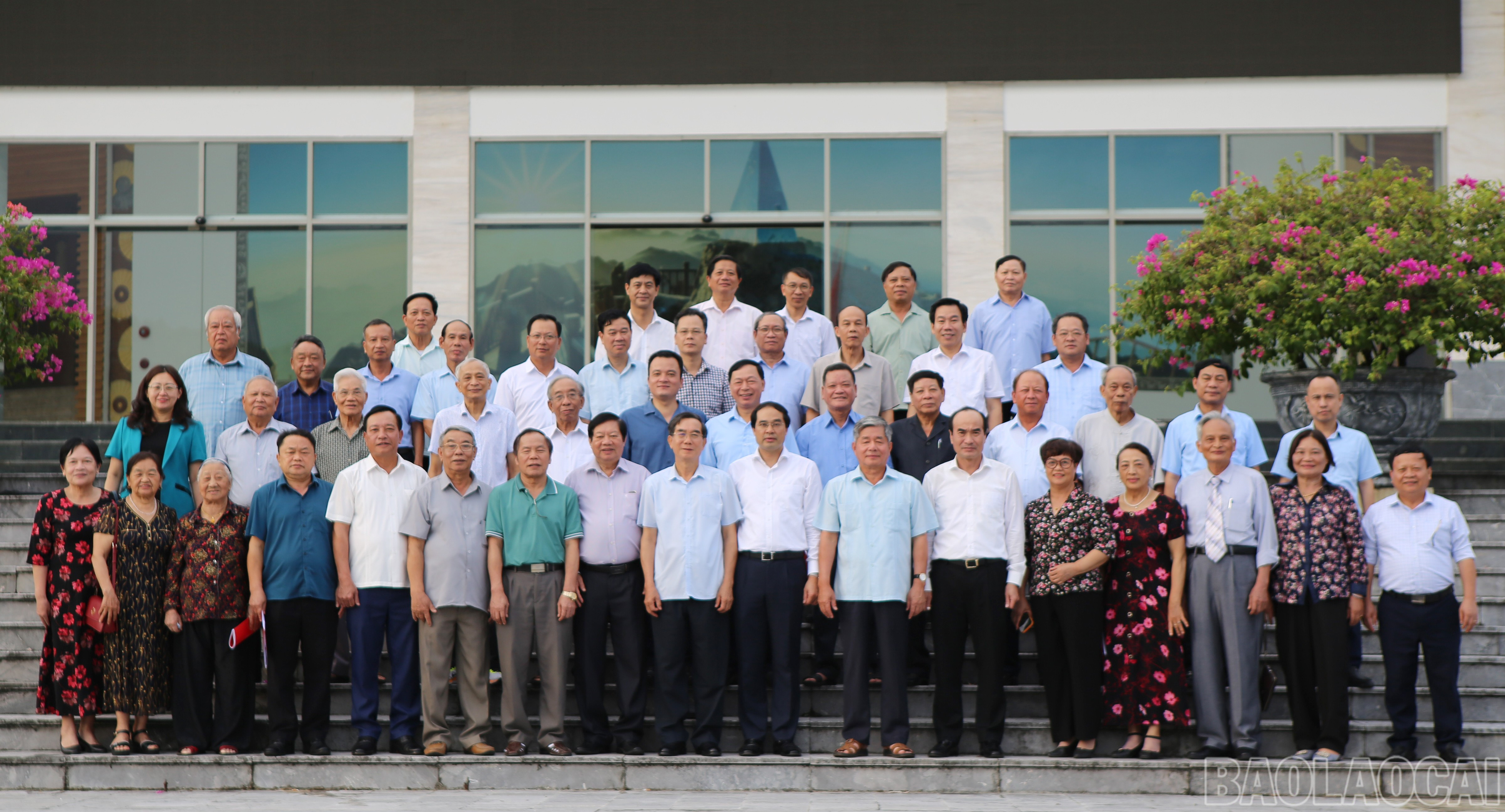 Lãnh đạo, cán bộ chủ chốt của tỉnh qua các thời kỳ chụp ảnh lưu niệm. baolaocai-br_12.jpg