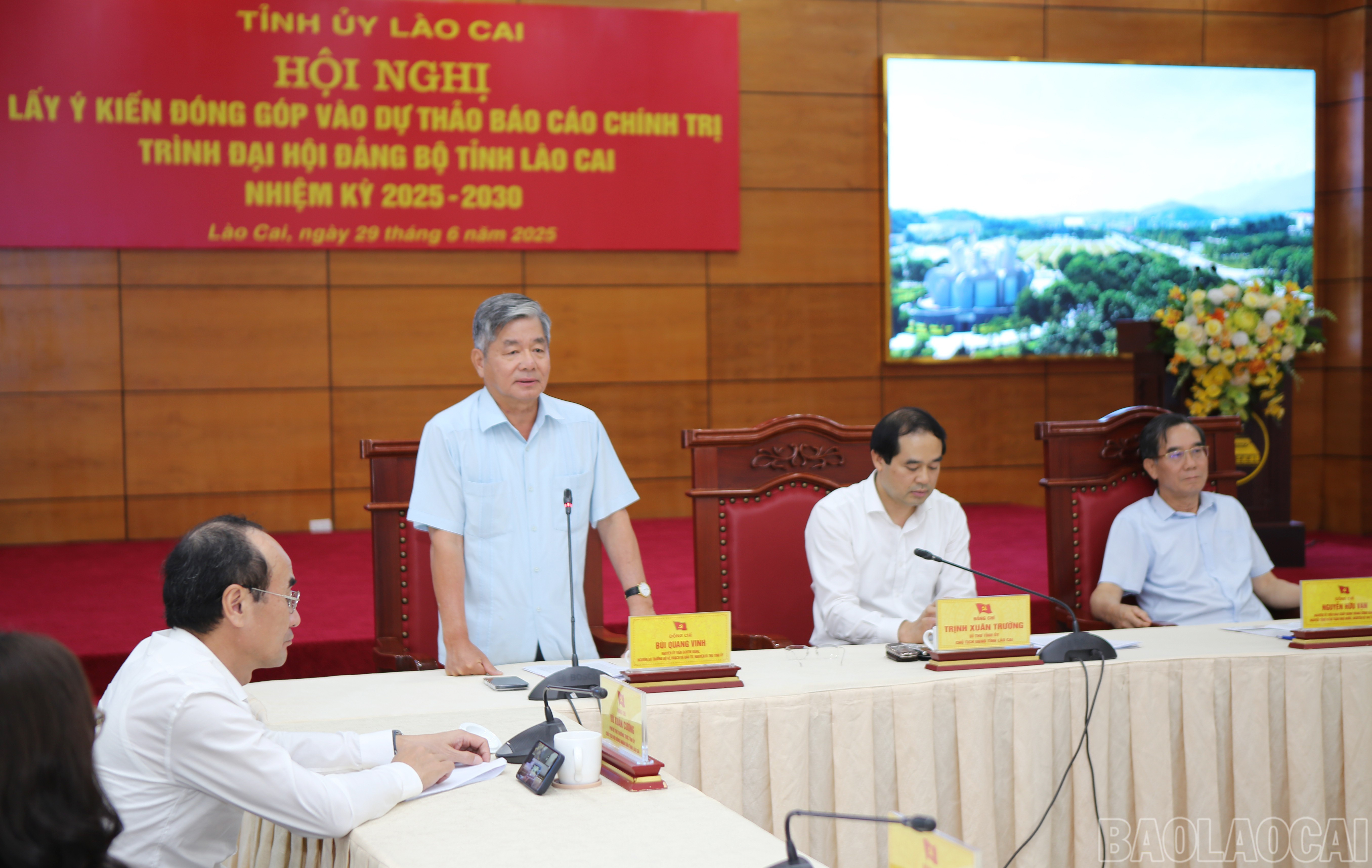 Đồng chí Bùi Quang Vinh, nguyên Bí thư Tỉnh ủy phát biểu tại hội nghị. baolaocai-br_5.jpg