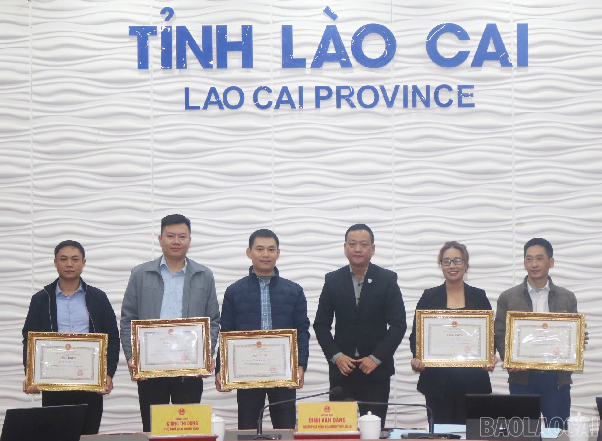 Trao Bằng khen cho các cá nhân. baolaocai-br_hb-8.jpg