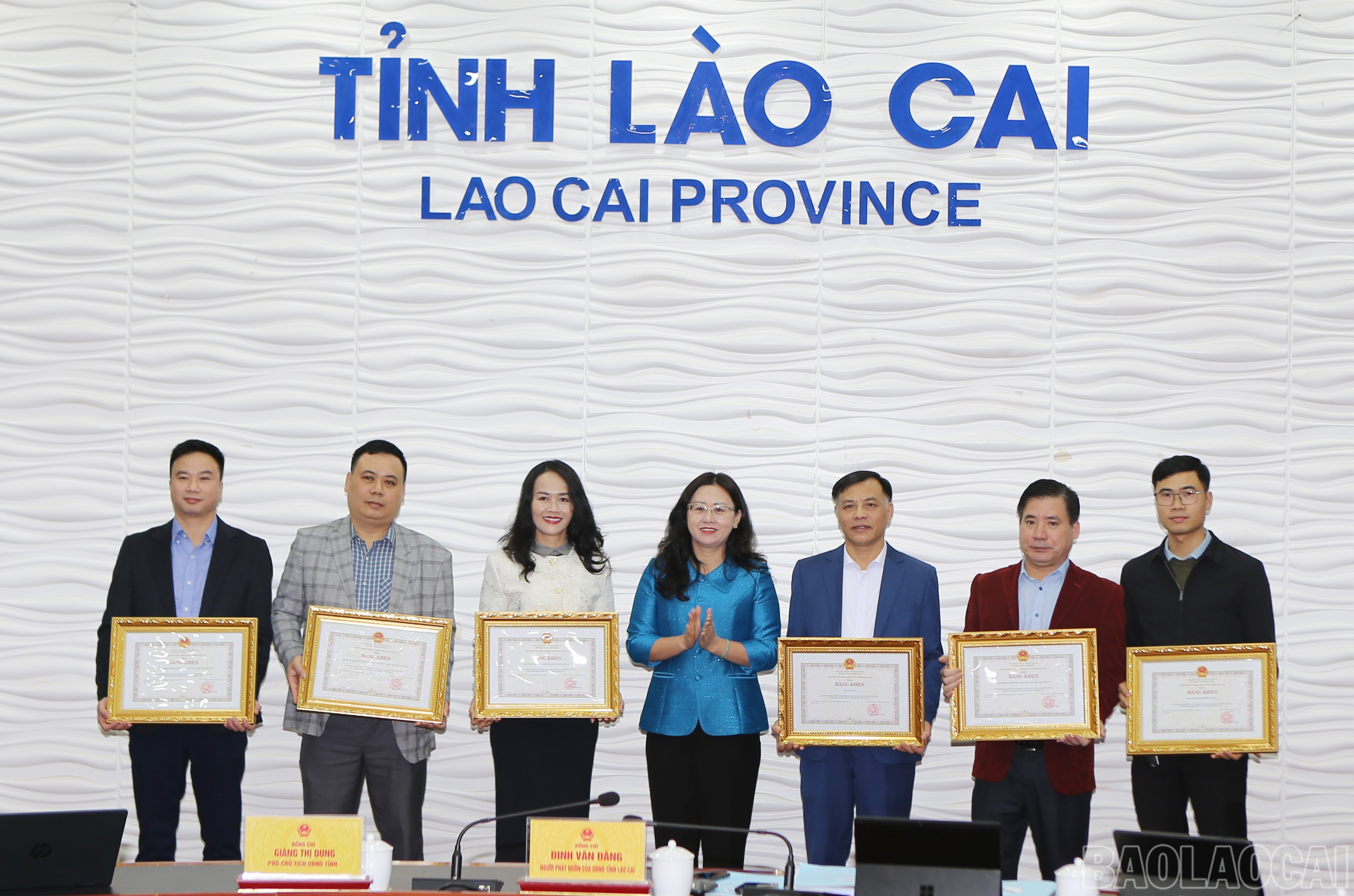 Phó Chủ tịch UBND tỉnh Giàng Thị Dung trao Bằng khen cho các tập thể. baolaocai-br_hb-6.jpg