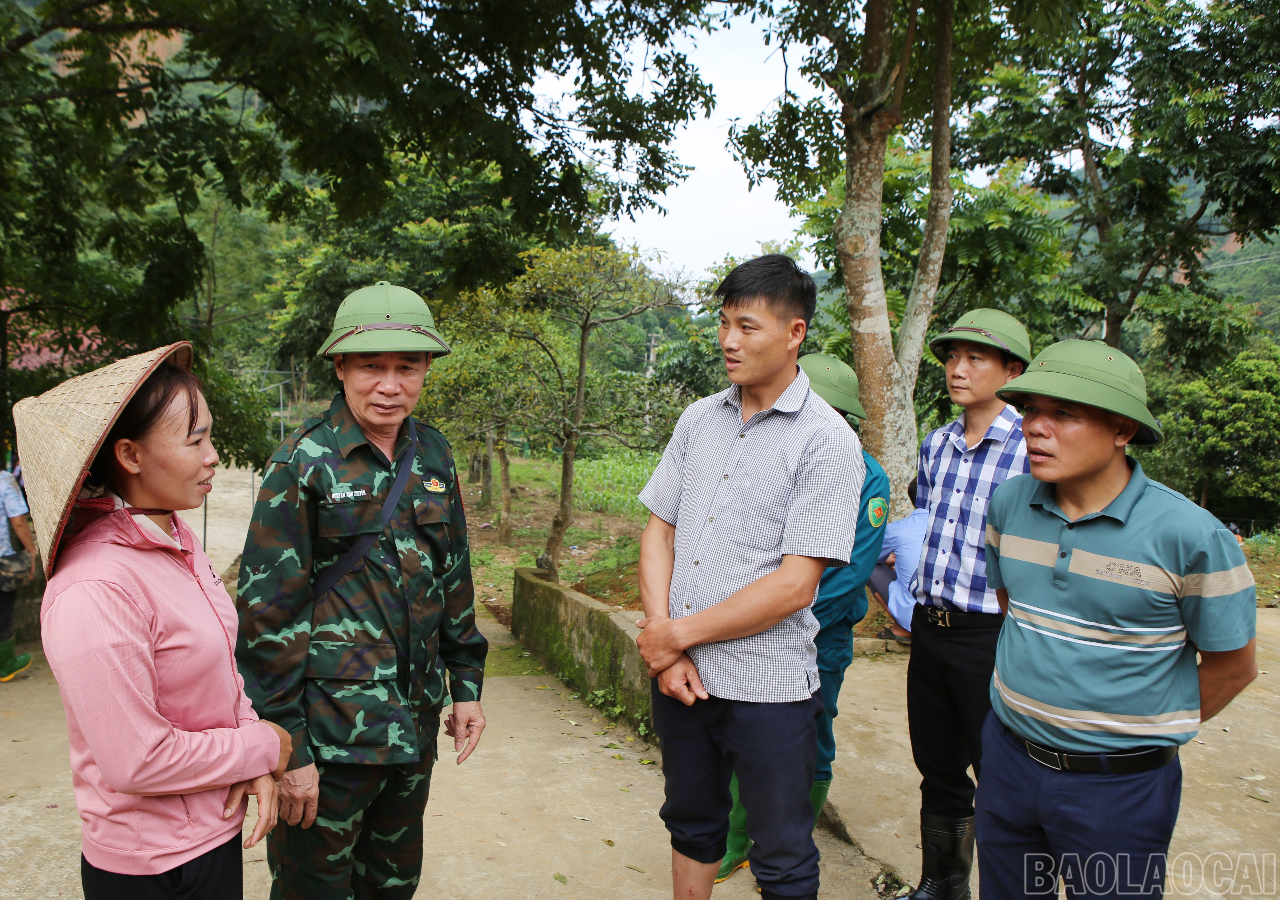 Bí thư Đảng ủy xã Văn Bàn Nguyễn Anh Chuyên động viên cán bộ chủ chốt thôn Ít Nộc. baolaocai-br_11.jpg