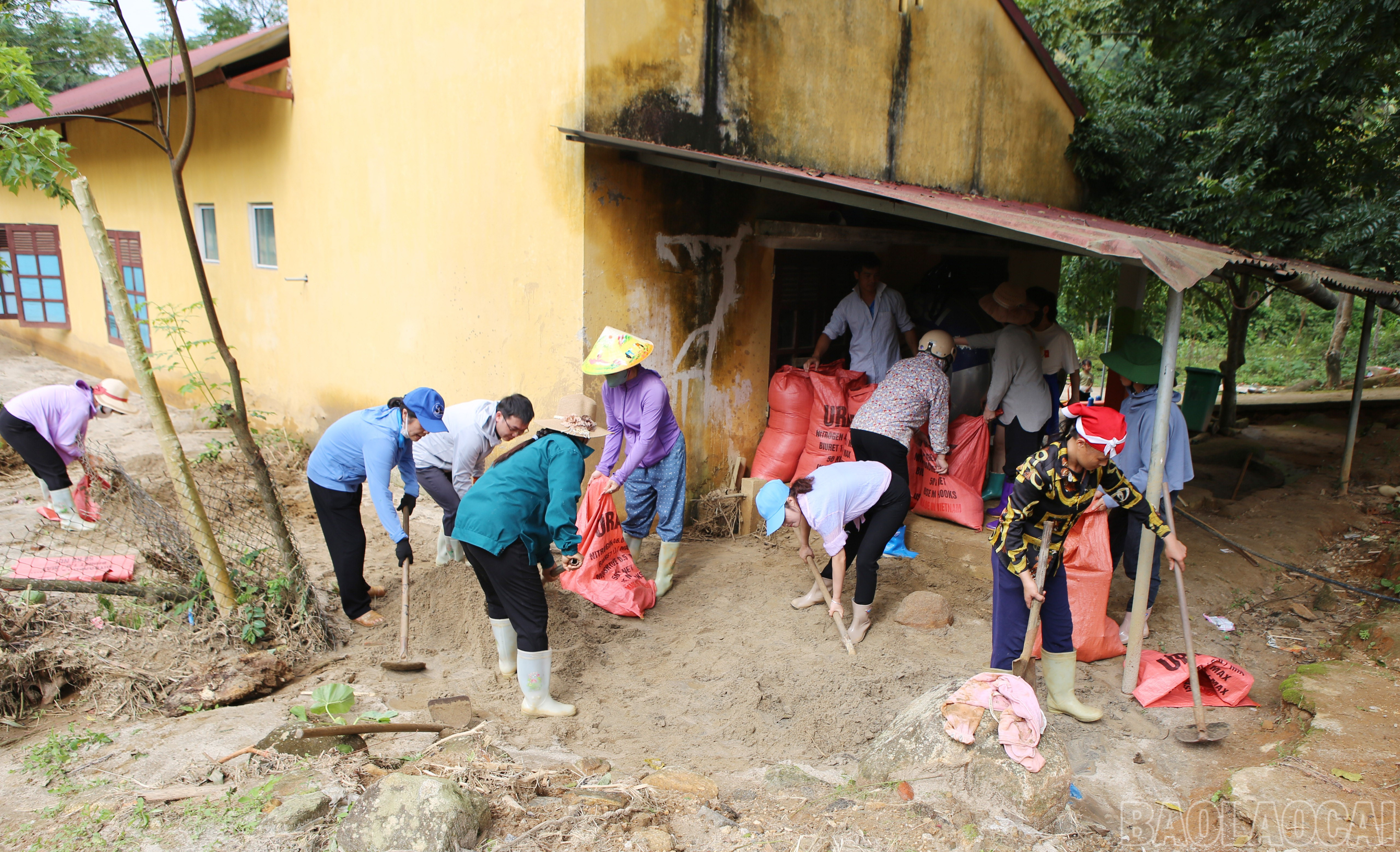 Thôn Ít Nộc khẩn trương gia cố lại những vị trí không an toàn, sẵn sàng ứng phó với thiên tai. baolaocai-br_6.jpg