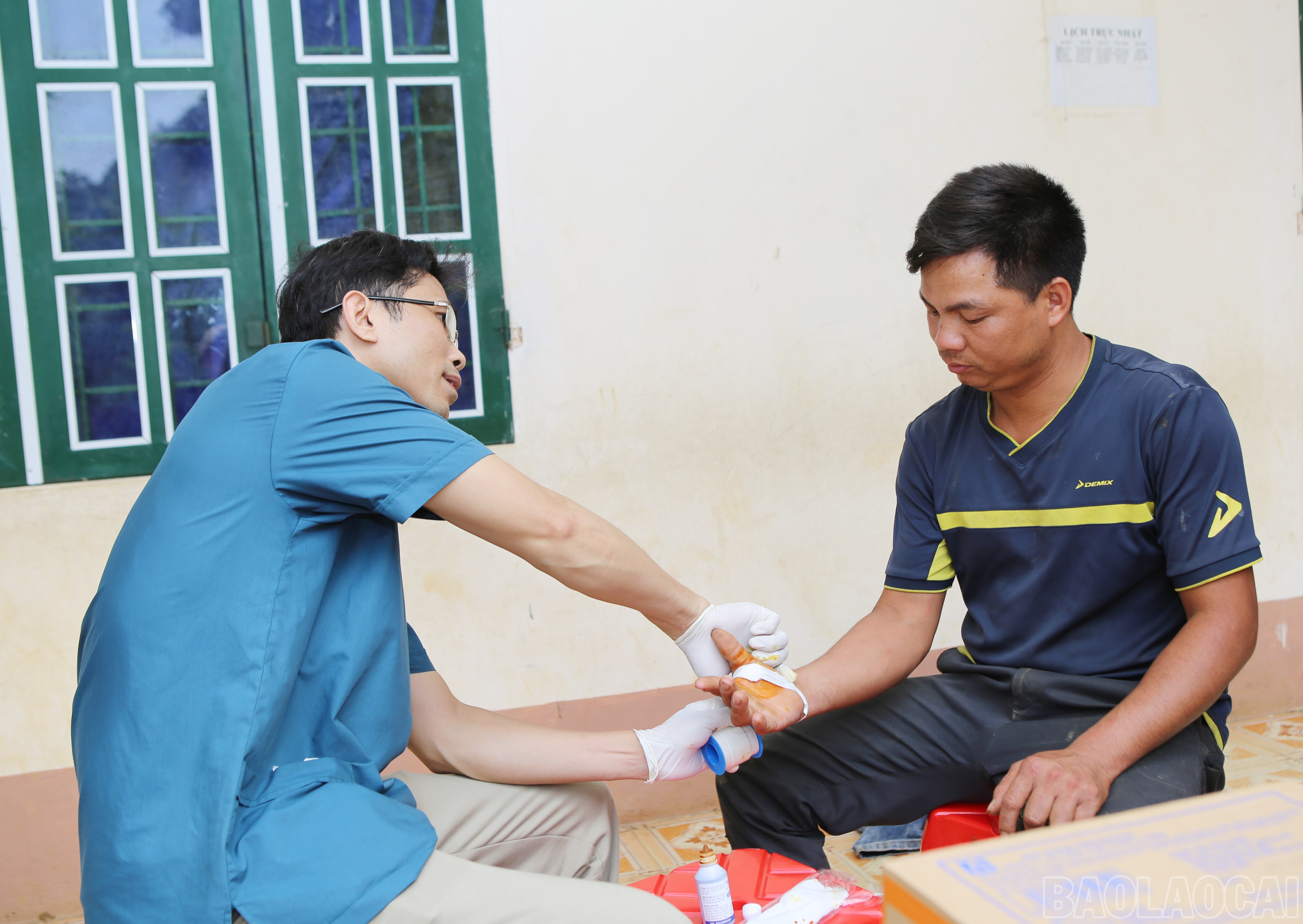 Anh Bàn Phúc Quý bị thương khi hỗ trợ khắc phục hậu quả thiên tai. baolaocai-br_5.jpg