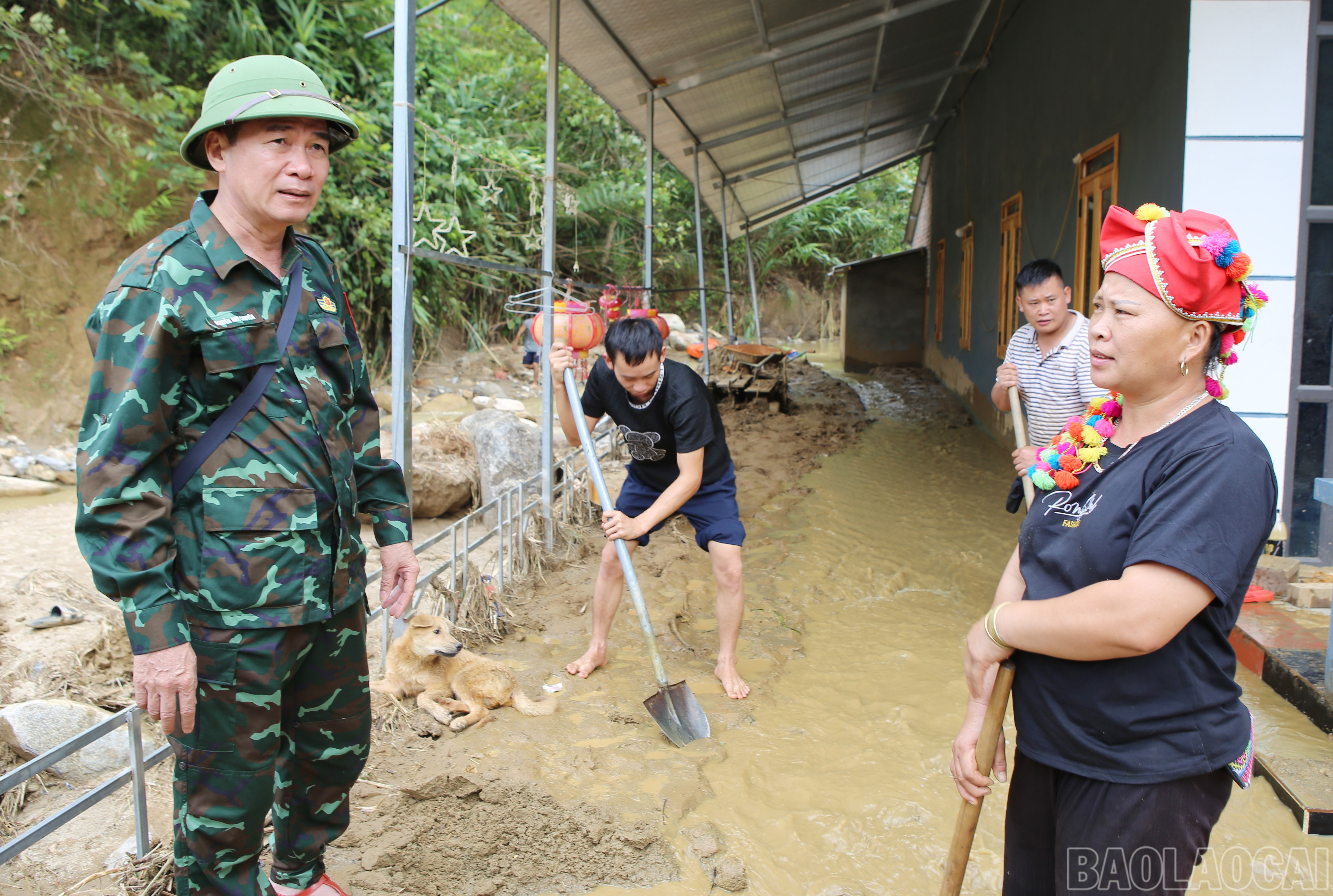 Bí thư Đảng ủy xã Văn Bàn Nguyễn Anh Chuyên động viên gia đình chị Triệu Thị Nghình. baolaocai-br_19.jpg