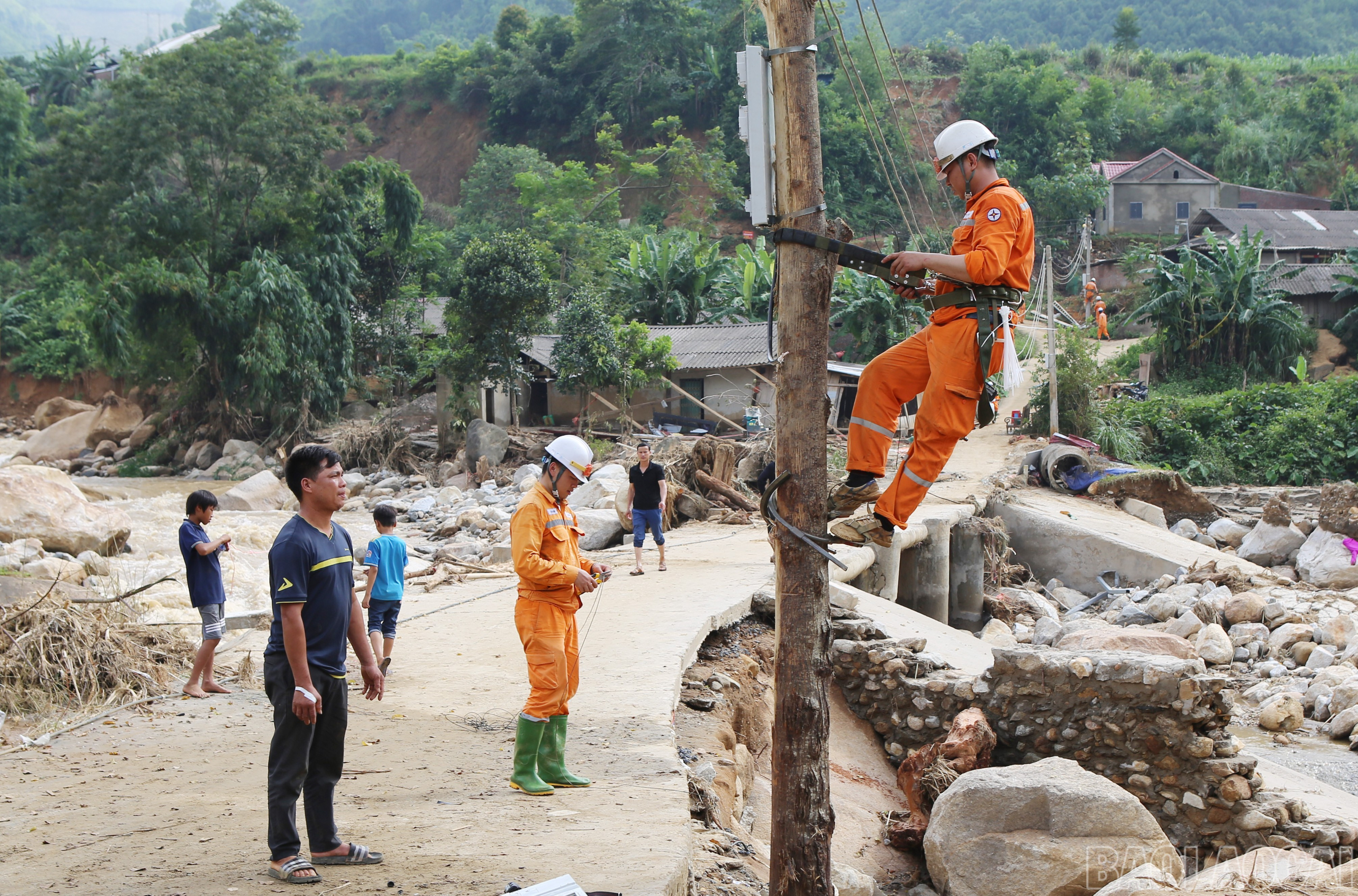 Anh Quý tích cực tham gia hỗ trợ Tổ công tác Điện lực khu vực Văn Bàn cấp điện trở lại cho thôn Ít Nộc. baolaocai-br_3.jpg