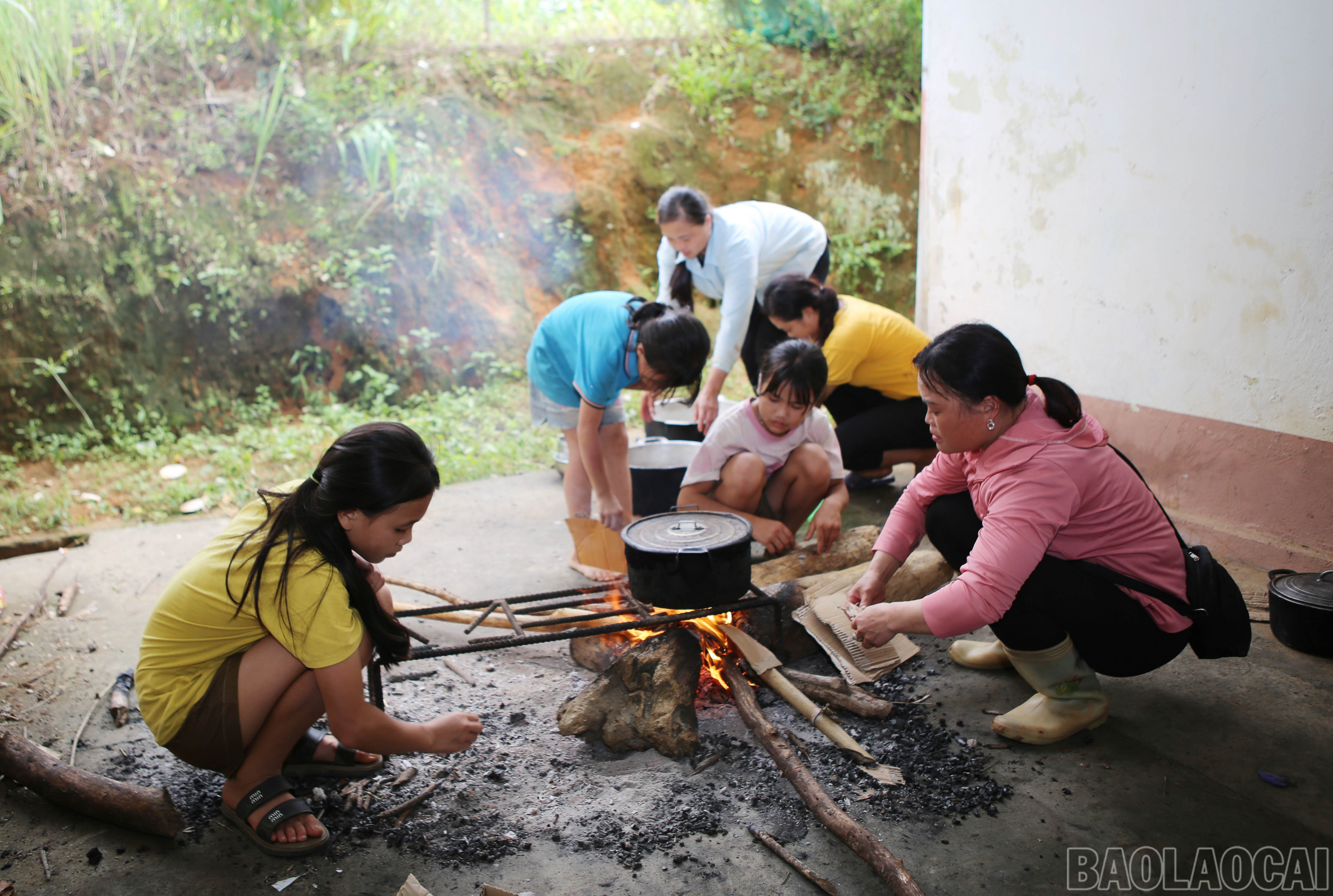 Trẻ em tham gia hỗ trợ nấu cơm. baolaocai-br_4.jpg
