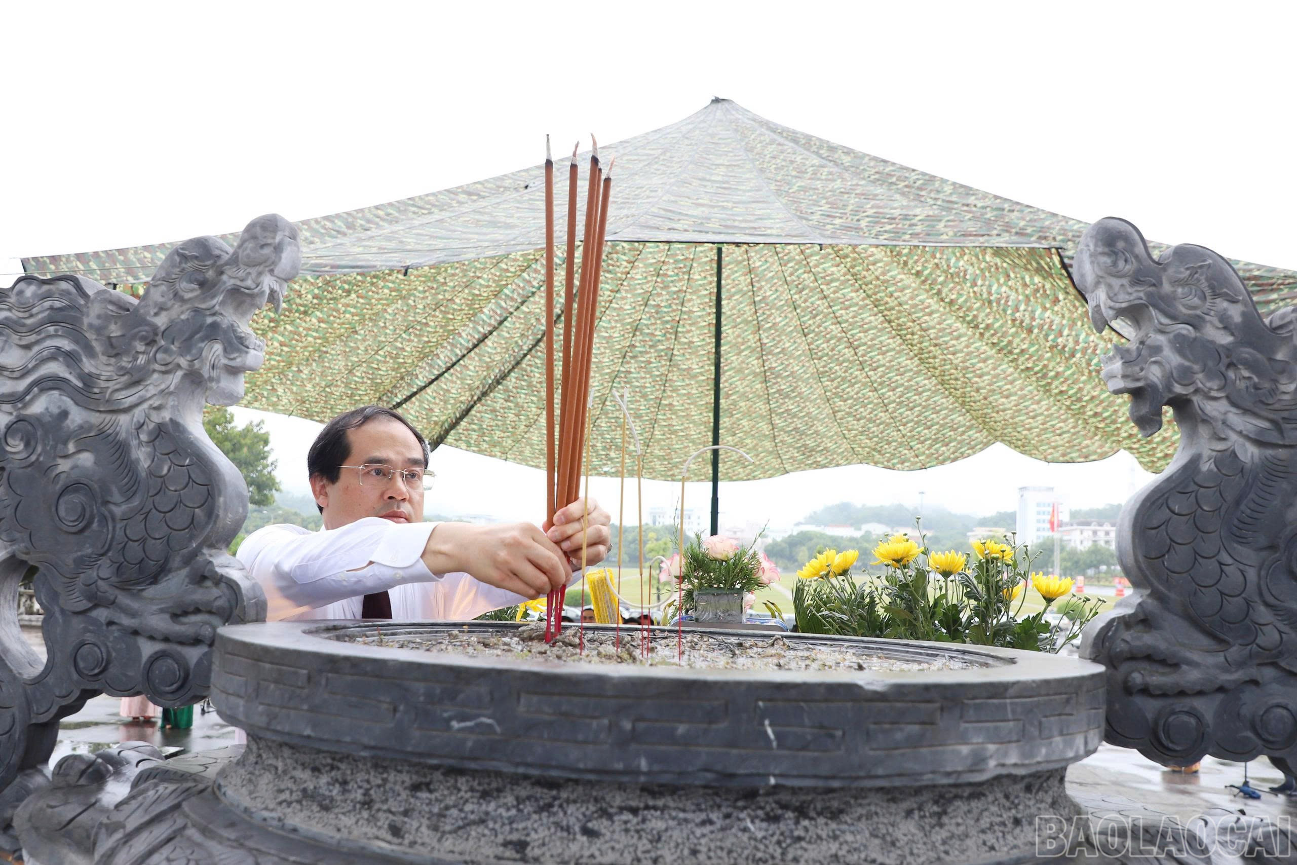 Bí thư Tỉnh ủy, Chủ tịch HĐND tỉnh Trịnh Xuân Trường dâng hương tưởng niệm các Anh hùng liệt sĩ. baolaocai-br_14.jpg