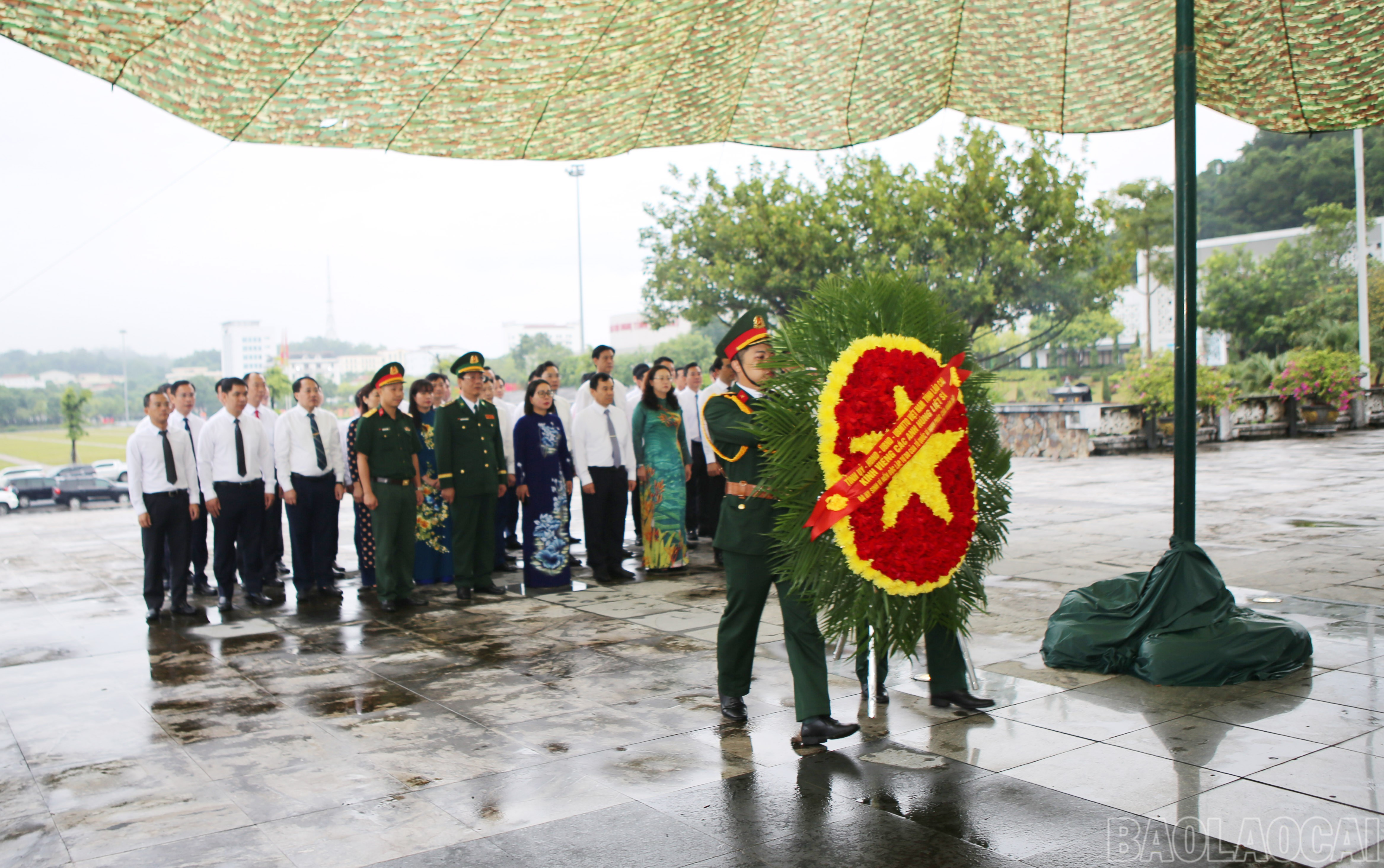 Đoàn đại biểu đặt vòng hoa, dâng hương tưởng niệm các Anh hùng liệt sĩ. baolaocai-br_9.jpg