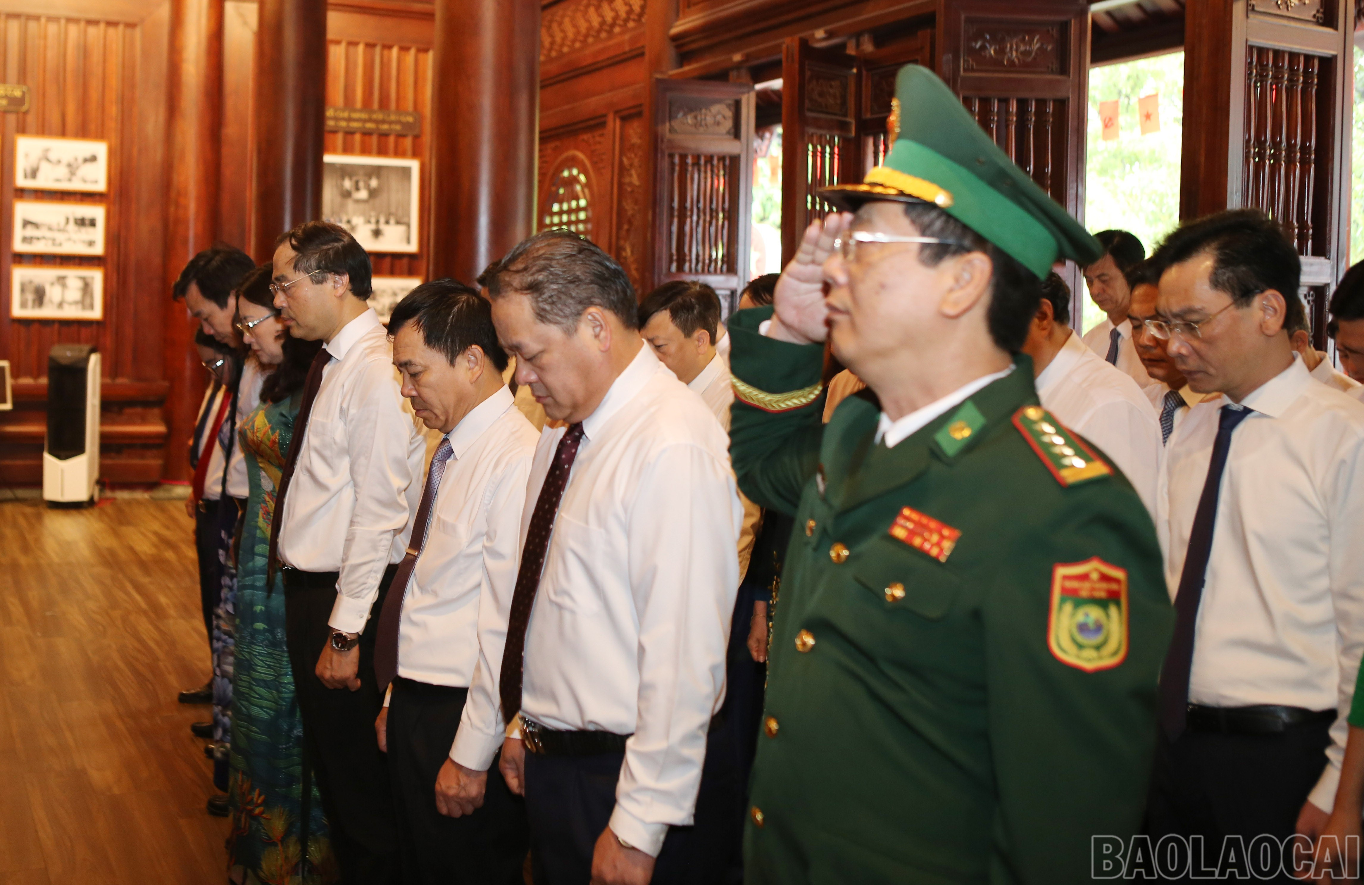 Đoàn đại biểu dành phút mặc niệm trước anh linh Chủ tịch Hồ Chí Minh. baolaocai-br_6.jpg