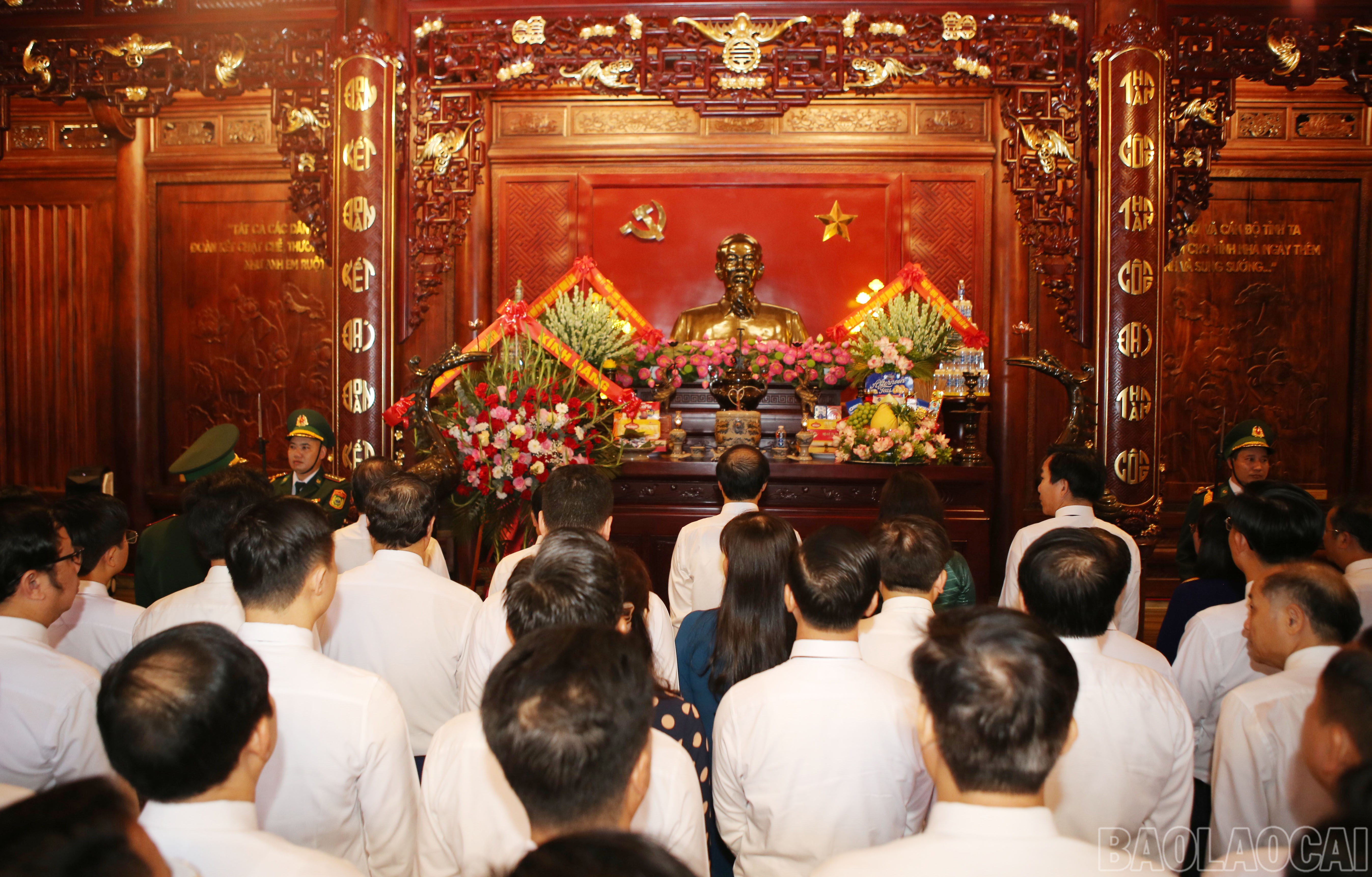 Đoàn đại biểu dâng hương tại Nhà lưu niệm Chủ tịch Hồ Chí Minh (phường Lào Cai). baolaocai-br_1.jpg