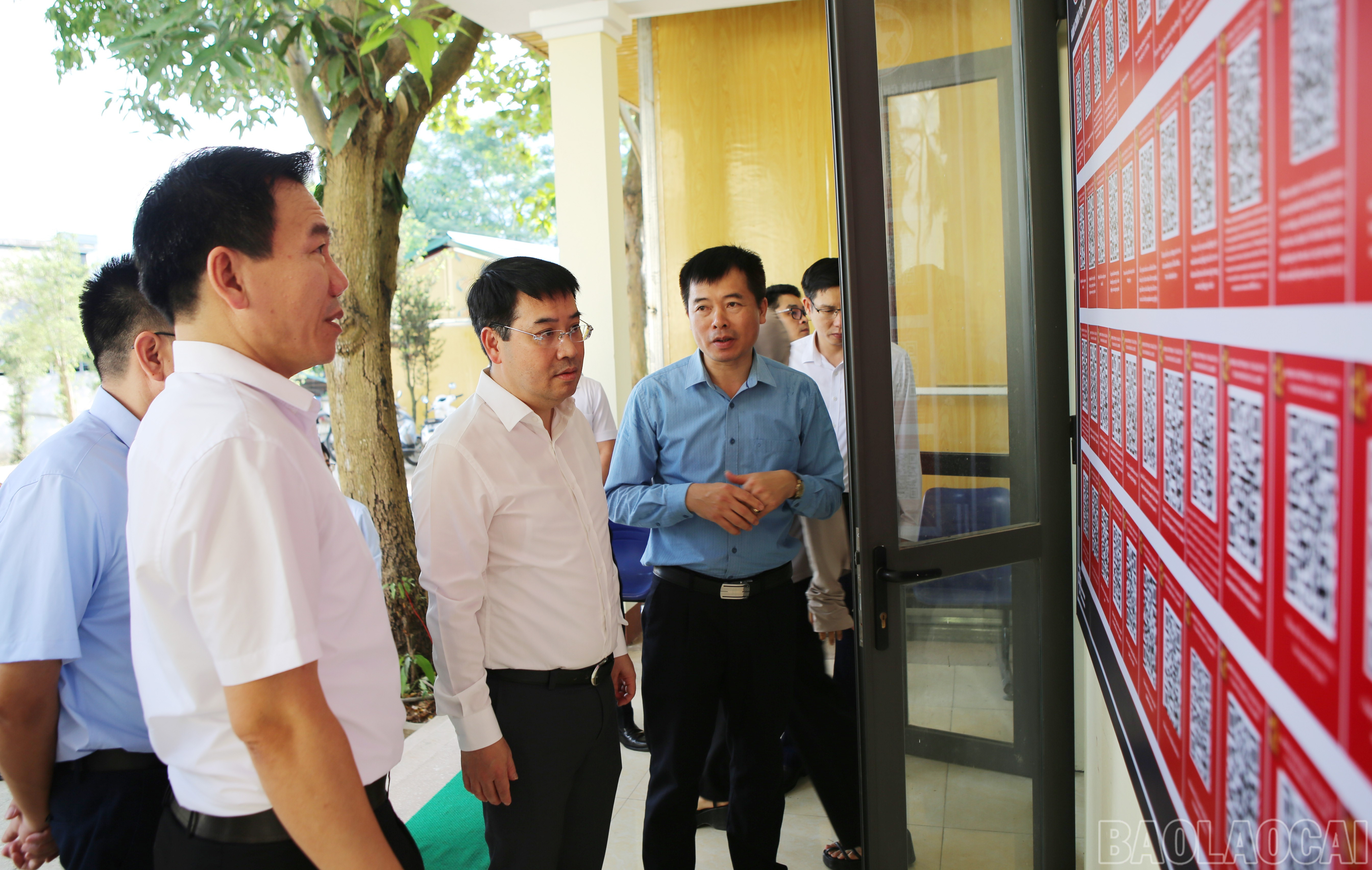 Đồng chí Nguyễn Tuấn Anh và đoàn công tác kiểm tra khu niêm yết công khai thủ tục hành chính tại Trung tâm Phục vụ hành chính công xã Gia Phú. baolaocai-br_11.jpg