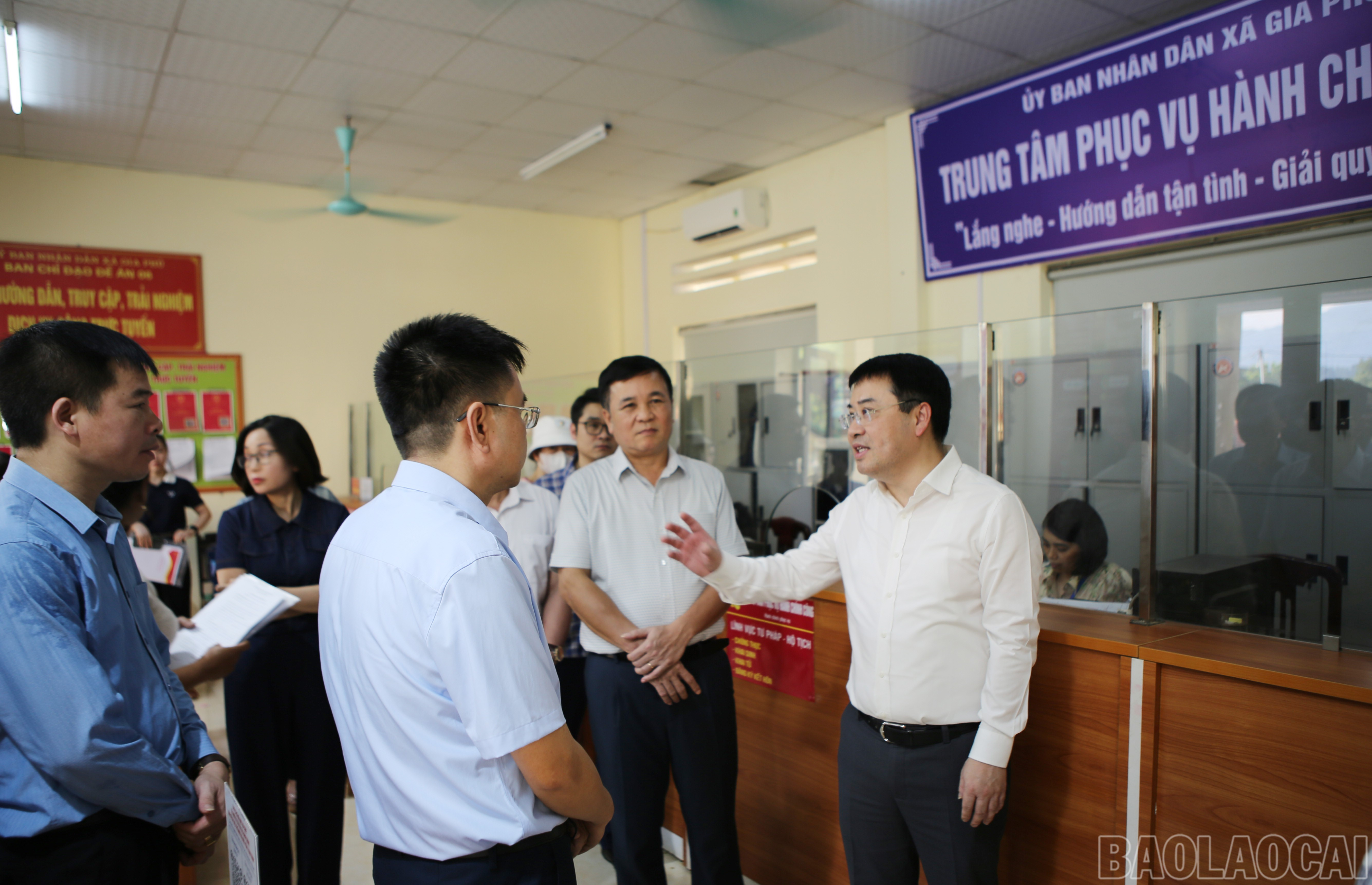 Phó Bí thư Tỉnh ủy Nguyễn Tuấn Anh yêu cầu hai địa phương tập giải quyết thủ tục hành chính cho người dân, không để xảy ra hiện tượng phiền hà, chậm trễ. baolaocai-br_6.jpg