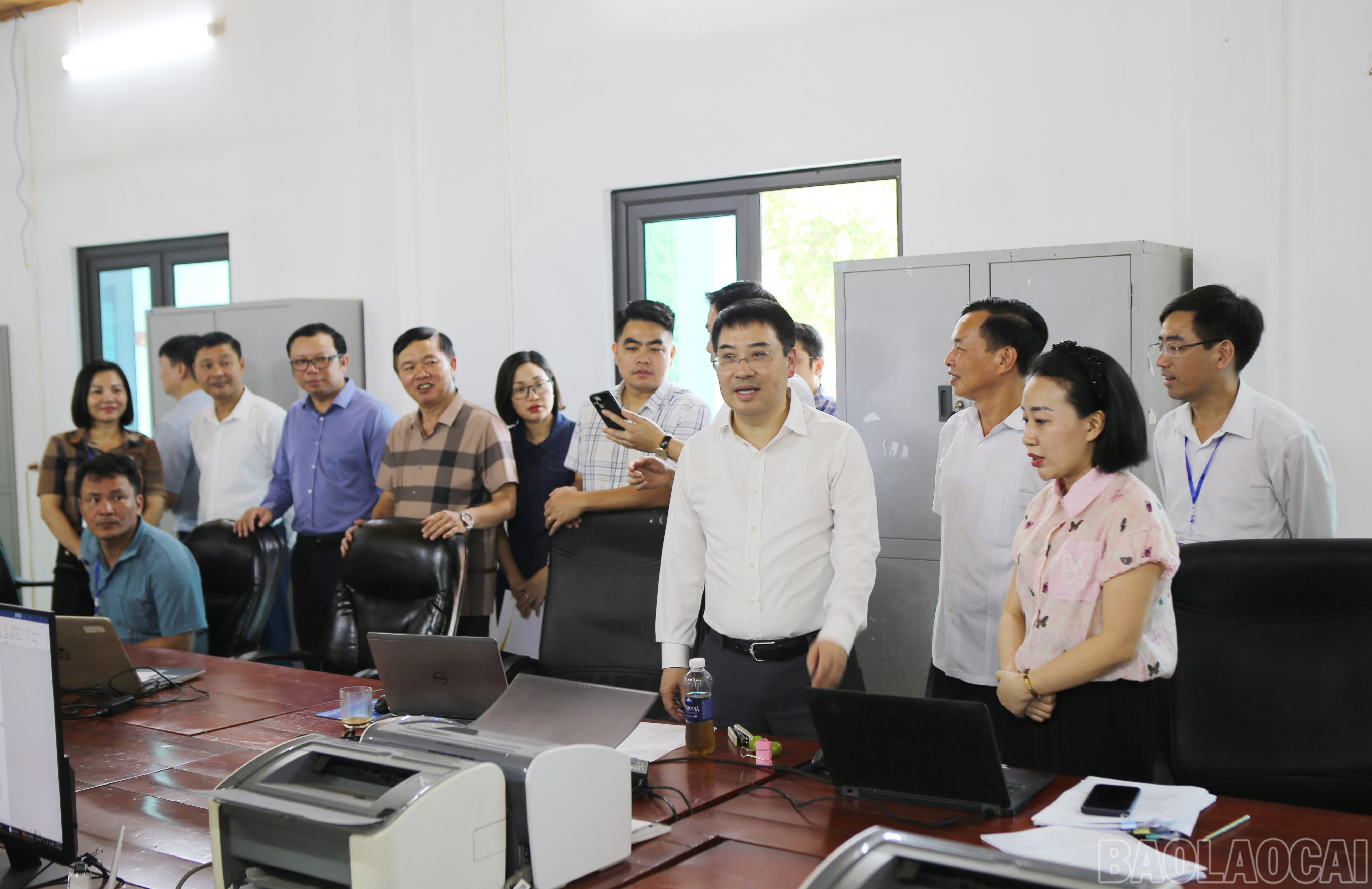 Phó Bí thư Tỉnh ủy Nguyễn Tuấn Anh thăm nơi làm việc và động viên cán bộ, công chức Phòng Kinh tế xã Tằng Loỏng. baolaocai-br_10.jpg